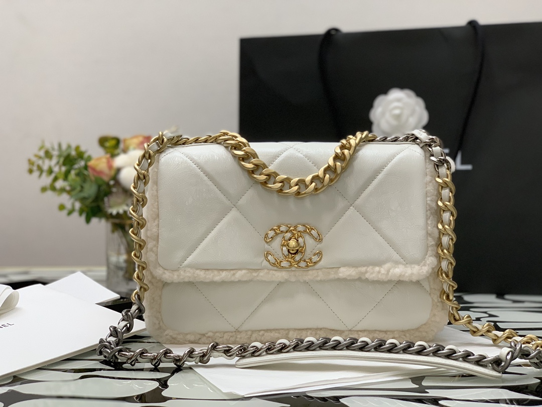 [Chanel Women