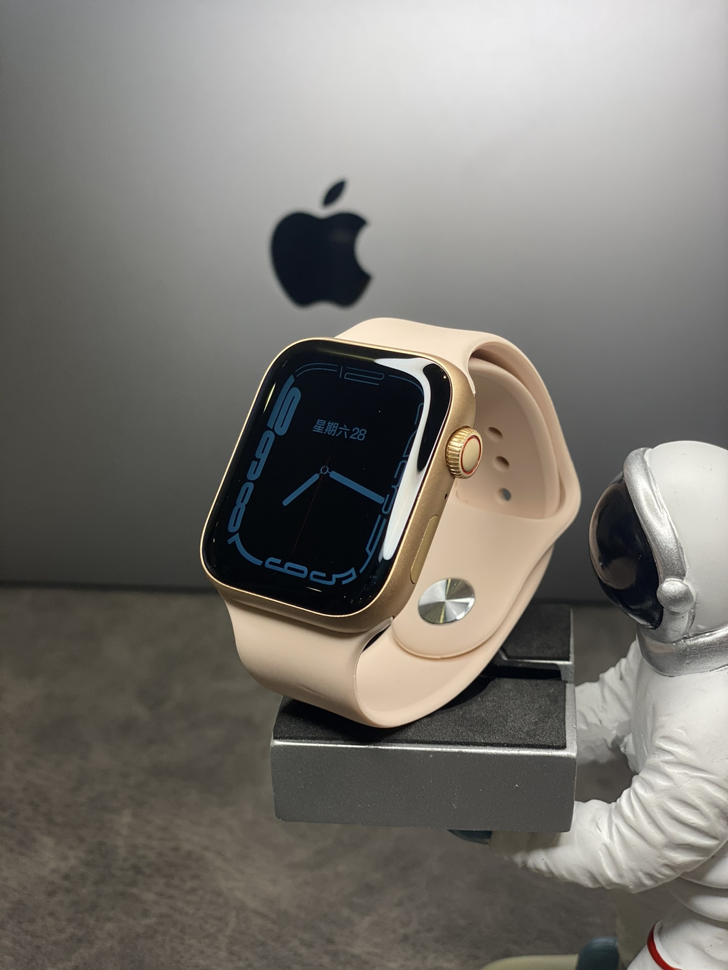 重磅出货‼️本地💰210
ln毒版Apple Watch Series 7 苹果手表
原机开模 一比一复刻正品 外观看不出假‼️
底部带序列号 官网可查询验证
同步正品扬声器单开孔设计 目前市面最屌版本
新增语音助手 带支付宝功能 不带手机也能付款
支持无线充电 侧面带双按键 旋钮可调节手表功能
1.8全面曲屏 四面等宽黑边 没有黑下巴 拒绝一眼假‼️
升级电池容量 待机可达一周 佩戴使用2天左右!
全新进口芯片 升级系统流畅度 目前最接近正品的版本
可打电话 发短信 支持24个国家系统语言
正品有的功能基本都有 各种运动数据检测 血氧 体温 久坐提醒等等 其他功能可看说明书介绍!
全实物拍摄 图片什么样到手就是什么样 杜绝套路
支持退换货 退换要求外观不磨损 屏幕膜不撕过
售后带保修三个月 人为损坏需收维修配件费用