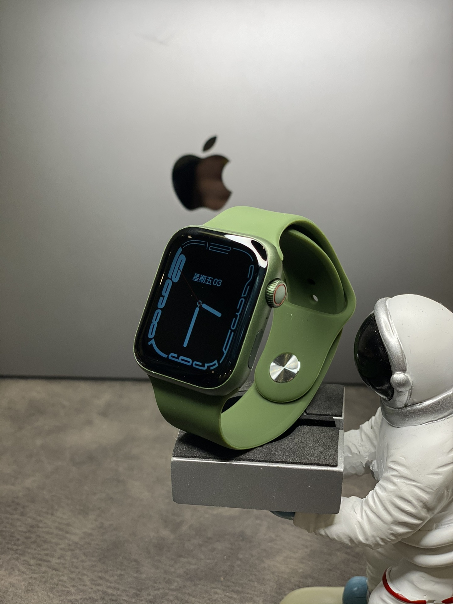 重磅出货‼️本地💰210
ln毒版Apple Watch Series 7 苹果手表
原机开模 一比一复刻正品 外观看不出假‼️
底部带序列号 官网可查询验证
同步正品扬声器单开孔设计 目前市面最屌版本
新增语音助手 带支付宝功能 不带手机也能付款
支持无线充电 侧面带双按键 旋钮可调节手表功能
1.8全面曲屏 四面等宽黑边 没有黑下巴 拒绝一眼假‼️
升级电池容量 待机可达一周 佩戴使用2天左右!
全新进口芯片 升级系统流畅度 目前最接近正品的版本
可打电话 发短信 支持24个国家系统语言
正品有的功能基本都有 各种运动数据检测 血氧 体温 久坐提醒等等 其他功能可看说明书介绍!
全实物拍摄 图片什么样到手就是什么样 杜绝套路
支持退换货 退换要求外观不磨损 屏幕膜不撕过
售后带保修三个月 人为损坏需收维修配件费用