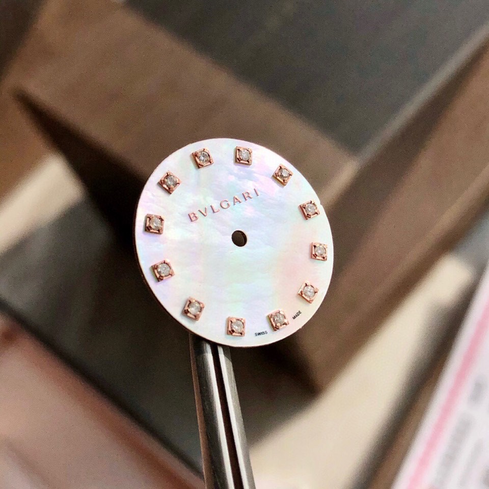Bottega Veneta Details: The gorgeous natural mother-of-pearl dial is matched with 12 VS1.2 South African natural diamonds. The golden base echoes