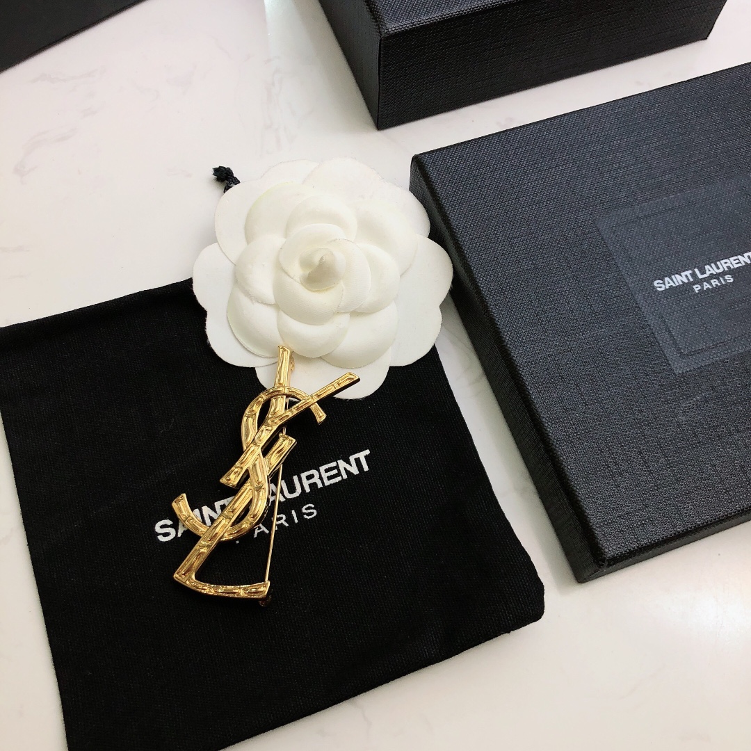 P80
💎💎 YSL(Yves Saint laurent)圣罗兰胸针  精镶单排钻  高端大气  完美比例  超级百搭