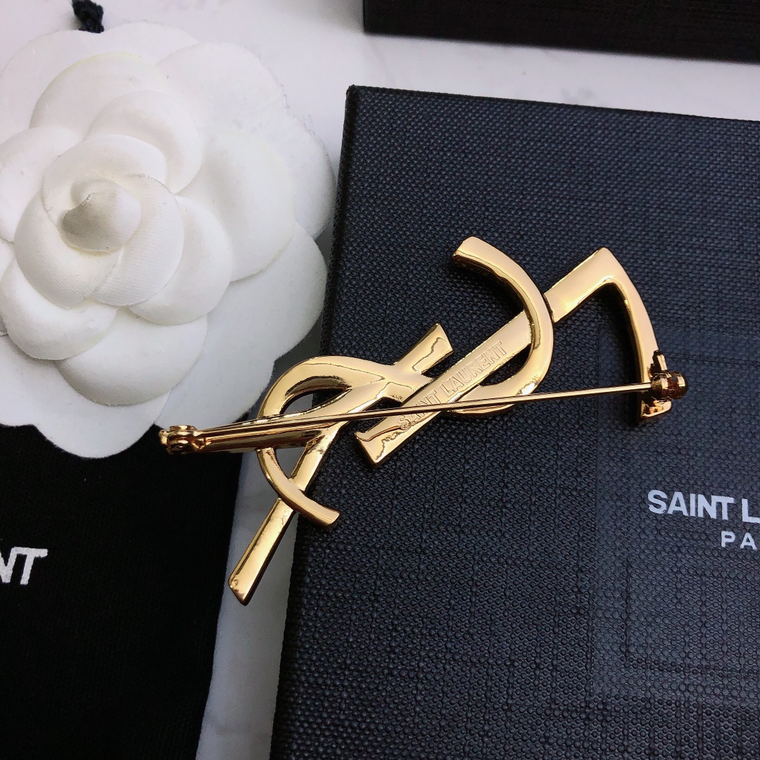 P80
💎💎 YSL(Yves Saint laurent)圣罗兰胸针  精镶单排钻  高端大气  完美比例  超级百搭