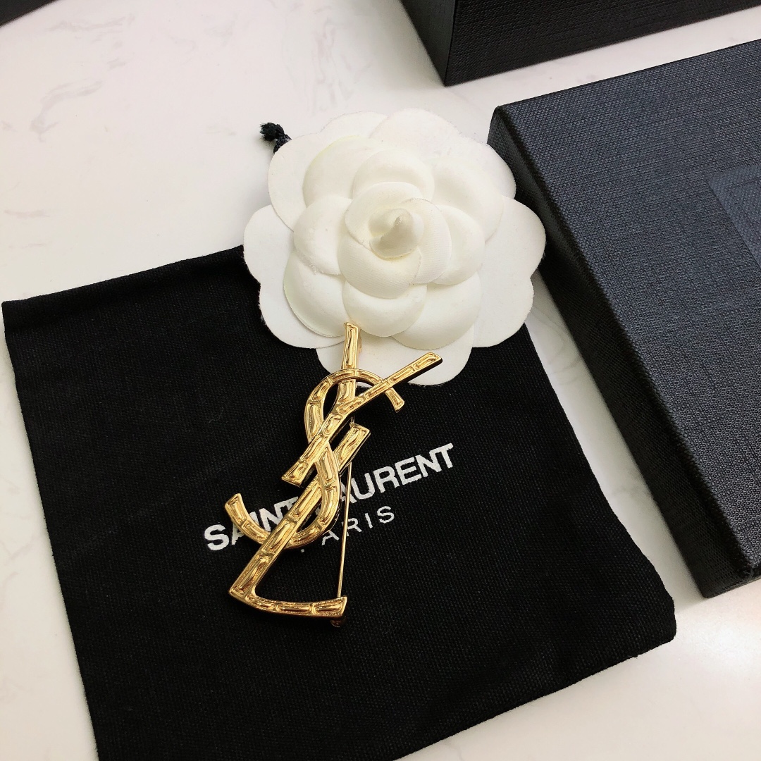 P80
💎💎 YSL(Yves Saint laurent)圣罗兰胸针  精镶单排钻  高端大气  完美比例  超级百搭
