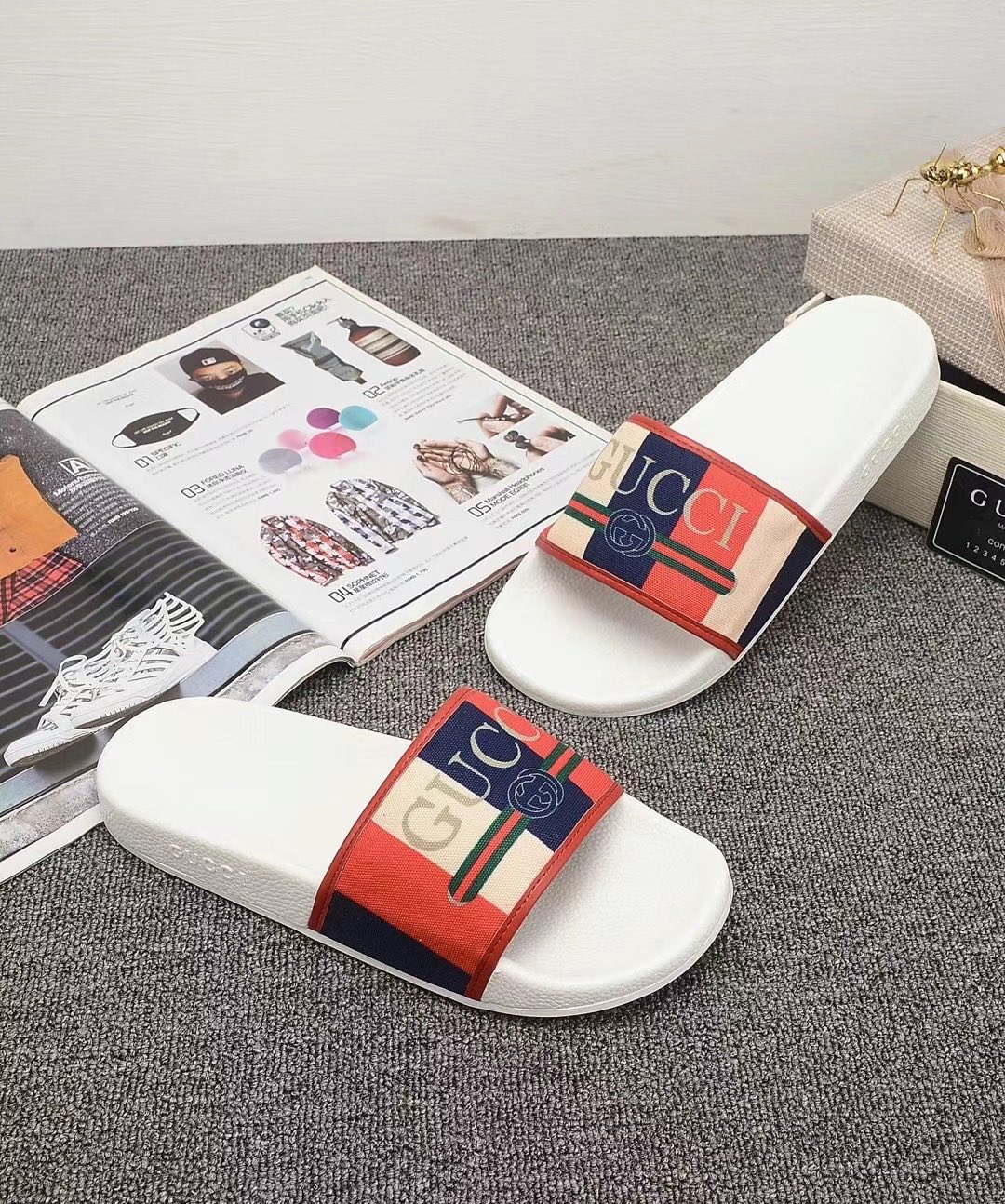 P110
升级板、五机打印，好品质 情侣款🎗Gucci『古奇』印花拖鞋 万众瞩目的一款 美到即可融化你们的心❤毫无悬念的网红单品 每款时装周街拍出镜率都超高！简直就是鬼斧神工的杰作 人手必备的一款『选料』都是原版1:1开模制造 脚感Q弹超柔软 上脚超级秀气🐎35-46,