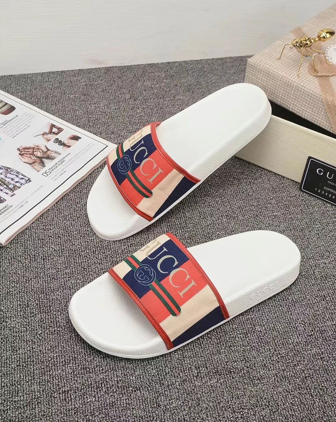 P110
升级板、五机打印，好品质 情侣款🎗Gucci『古奇』印花拖鞋 万众瞩目的一款 美到即可融化你们的心❤毫无悬念的网红单品 每款时装周街拍出镜率都超高！简直就是鬼斧神工的杰作 人手必备的一款『选料』都是原版1:1开模制造 脚感Q弹超柔软 上脚超级秀气🐎35-46,