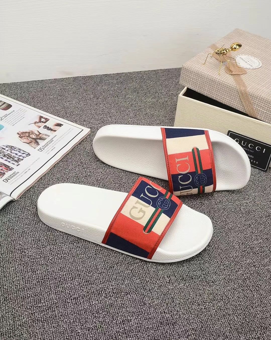 P110
升级板、五机打印，好品质 情侣款🎗Gucci『古奇』印花拖鞋 万众瞩目的一款 美到即可融化你们的心❤毫无悬念的网红单品 每款时装周街拍出镜率都超高！简直就是鬼斧神工的杰作 人手必备的一款『选料』都是原版1:1开模制造 脚感Q弹超柔软 上脚超级秀气🐎35-46,