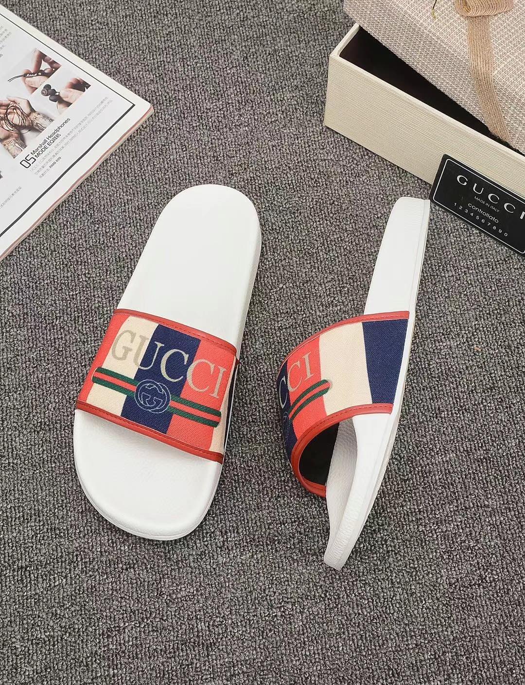 P110
升级板、五机打印，好品质 情侣款🎗Gucci『古奇』印花拖鞋 万众瞩目的一款 美到即可融化你们的心❤毫无悬念的网红单品 每款时装周街拍出镜率都超高！简直就是鬼斧神工的杰作 人手必备的一款『选料』都是原版1:1开模制造 脚感Q弹超柔软 上脚超级秀气🐎35-46,