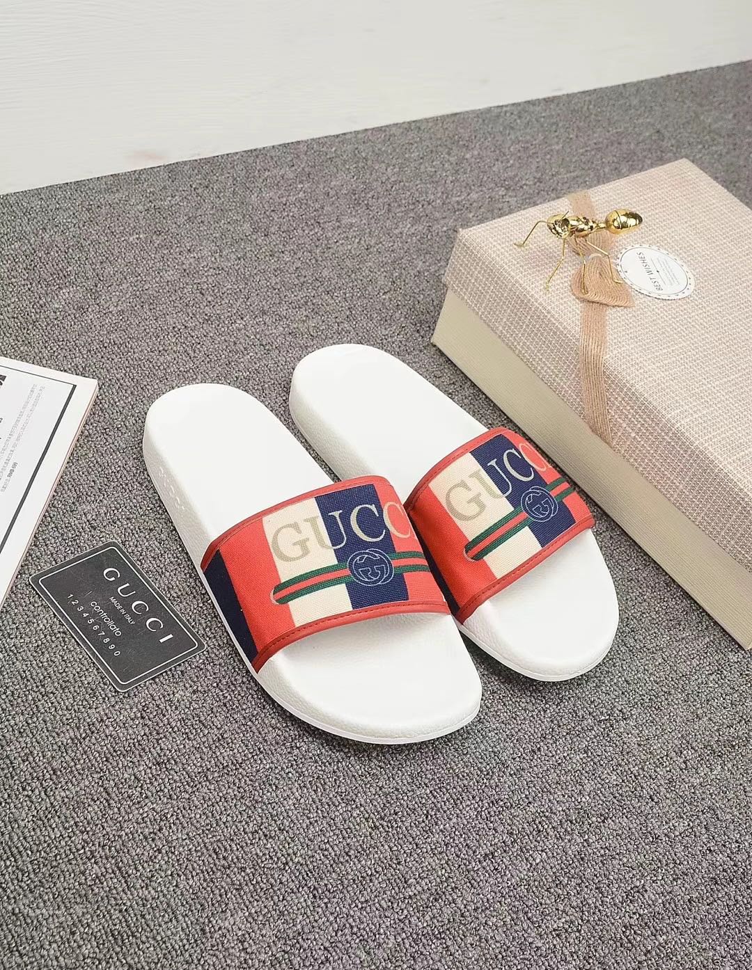 P110
升级板、五机打印，好品质 情侣款🎗Gucci『古奇』印花拖鞋 万众瞩目的一款 美到即可融化你们的心❤毫无悬念的网红单品 每款时装周街拍出镜率都超高！简直就是鬼斧神工的杰作 人手必备的一款『选料』都是原版1:1开模制造 脚感Q弹超柔软 上脚超级秀气🐎35-46,