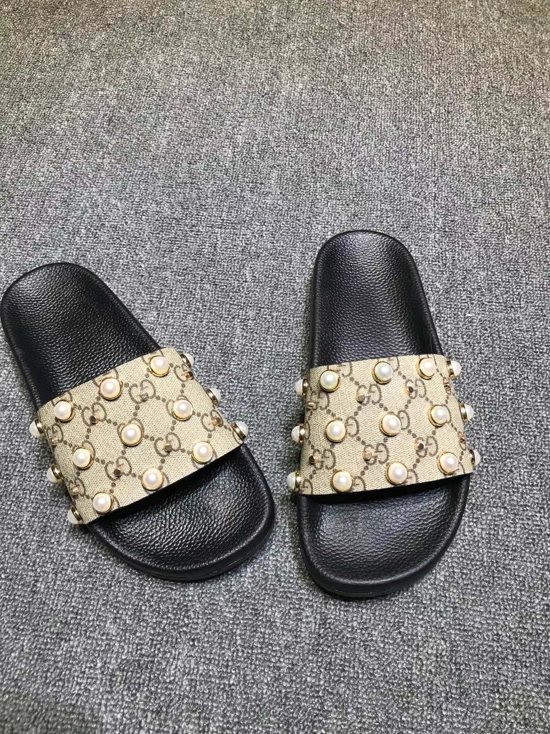 P120
升级板、五机打印，好品质 情侣款🎗Gucci『古奇』印花拖鞋 万众瞩目的一款 美到即可融化你们的心❤毫无悬念的网红单品 每款时装周街拍出镜率都超高！简直就是鬼斧神工的杰作 人手必备的一款『选料』都是原版1:1开模制造 脚感Q弹超柔软 上脚超级秀气🐎35-46