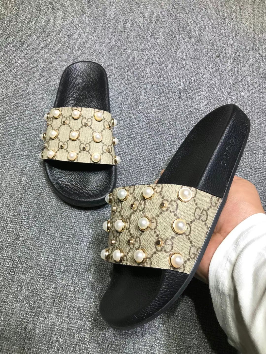 P120
升级板、五机打印，好品质 情侣款🎗Gucci『古奇』印花拖鞋 万众瞩目的一款 美到即可融化你们的心❤毫无悬念的网红单品 每款时装周街拍出镜率都超高！简直就是鬼斧神工的杰作 人手必备的一款『选料』都是原版1:1开模制造 脚感Q弹超柔软 上脚超级秀气🐎35-46