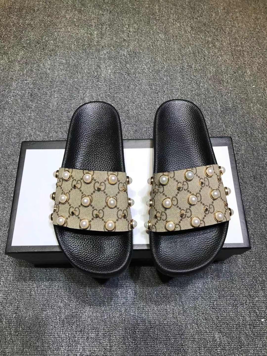 P120
升级板、五机打印，好品质 情侣款🎗Gucci『古奇』印花拖鞋 万众瞩目的一款 美到即可融化你们的心❤毫无悬念的网红单品 每款时装周街拍出镜率都超高！简直就是鬼斧神工的杰作 人手必备的一款『选料』都是原版1:1开模制造 脚感Q弹超柔软 上脚超级秀气🐎35-46