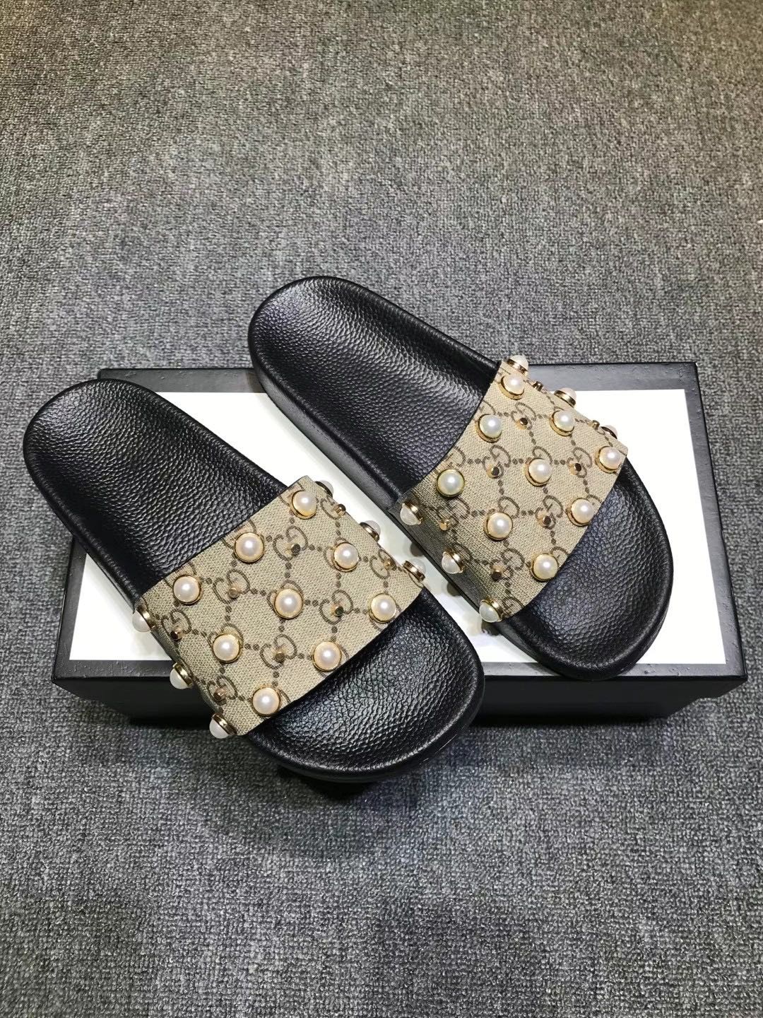 P120
升级板、五机打印，好品质 情侣款🎗Gucci『古奇』印花拖鞋 万众瞩目的一款 美到即可融化你们的心❤毫无悬念的网红单品 每款时装周街拍出镜率都超高！简直就是鬼斧神工的杰作 人手必备的一款『选料』都是原版1:1开模制造 脚感Q弹超柔软 上脚超级秀气🐎35-46