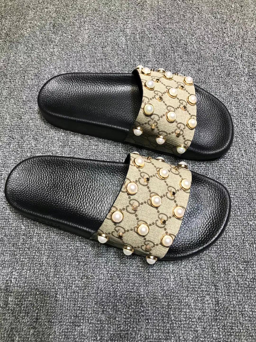 P120
升级板、五机打印，好品质 情侣款🎗Gucci『古奇』印花拖鞋 万众瞩目的一款 美到即可融化你们的心❤毫无悬念的网红单品 每款时装周街拍出镜率都超高！简直就是鬼斧神工的杰作 人手必备的一款『选料』都是原版1:1开模制造 脚感Q弹超柔软 上脚超级秀气🐎35-46