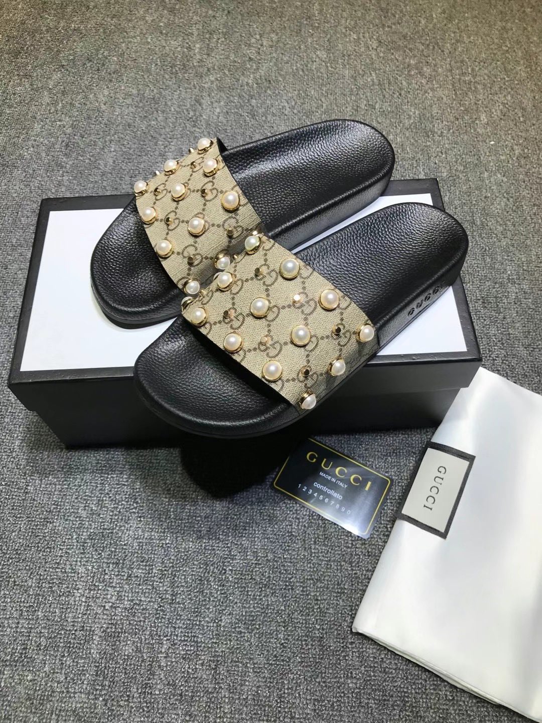 P120
升级板、五机打印，好品质 情侣款🎗Gucci『古奇』印花拖鞋 万众瞩目的一款 美到即可融化你们的心❤毫无悬念的网红单品 每款时装周街拍出镜率都超高！简直就是鬼斧神工的杰作 人手必备的一款『选料』都是原版1:1开模制造 脚感Q弹超柔软 上脚超级秀气🐎35-46