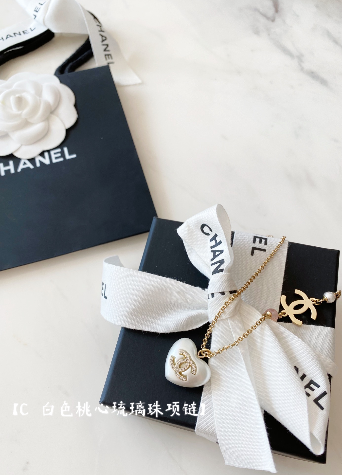 NO:631611,88200 [ch@nel white peach heart glass bead necklace] ·Super beautiful glass bead pearl chain, smooth cc polishing ·Two sections of adjustable ring, can be used as a necklace, long sweater chain ·CNC cut love, pearlescent white, original acrylic material, not resin Super beautiful must-have, invincible sweetness, specially customized love, the sides are angular and three-dimensional, the recessed places are also in place, the shape is very satisfactory,,sweaters,necklace,Cardia high-end jewelry1986090988200【ch@nel白色桃心琉璃珠项链】 ·超美琉璃珠珍珠链条,光面cc打磨 ·两节调节圈口,可作项链,可毛衣链长链 ·cnc切割爱心,泛珠光白色,原版亚克力材质非树脂 超美必入款,无敌甜美,特别定制的爱心,侧面棱角立体,凹陷的地方也非常到位,形状非常满意,,sweaters,necklace,卡迪亚高端饰品,Jewelry