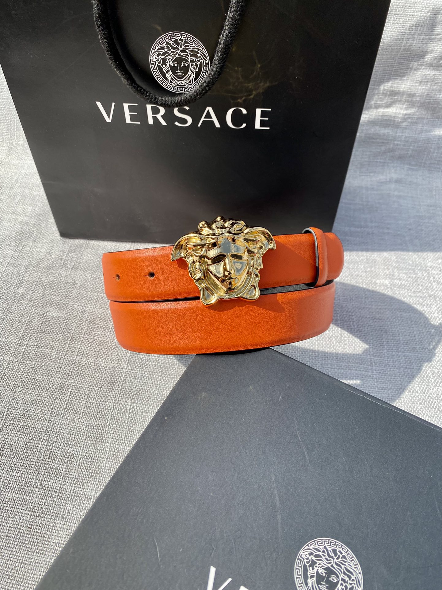 宽度3.0cm范思哲此平纹腰带饰有标志性的Versace美杜莎头像扣彰显品牌格调是一款精美的衣橱必备单品