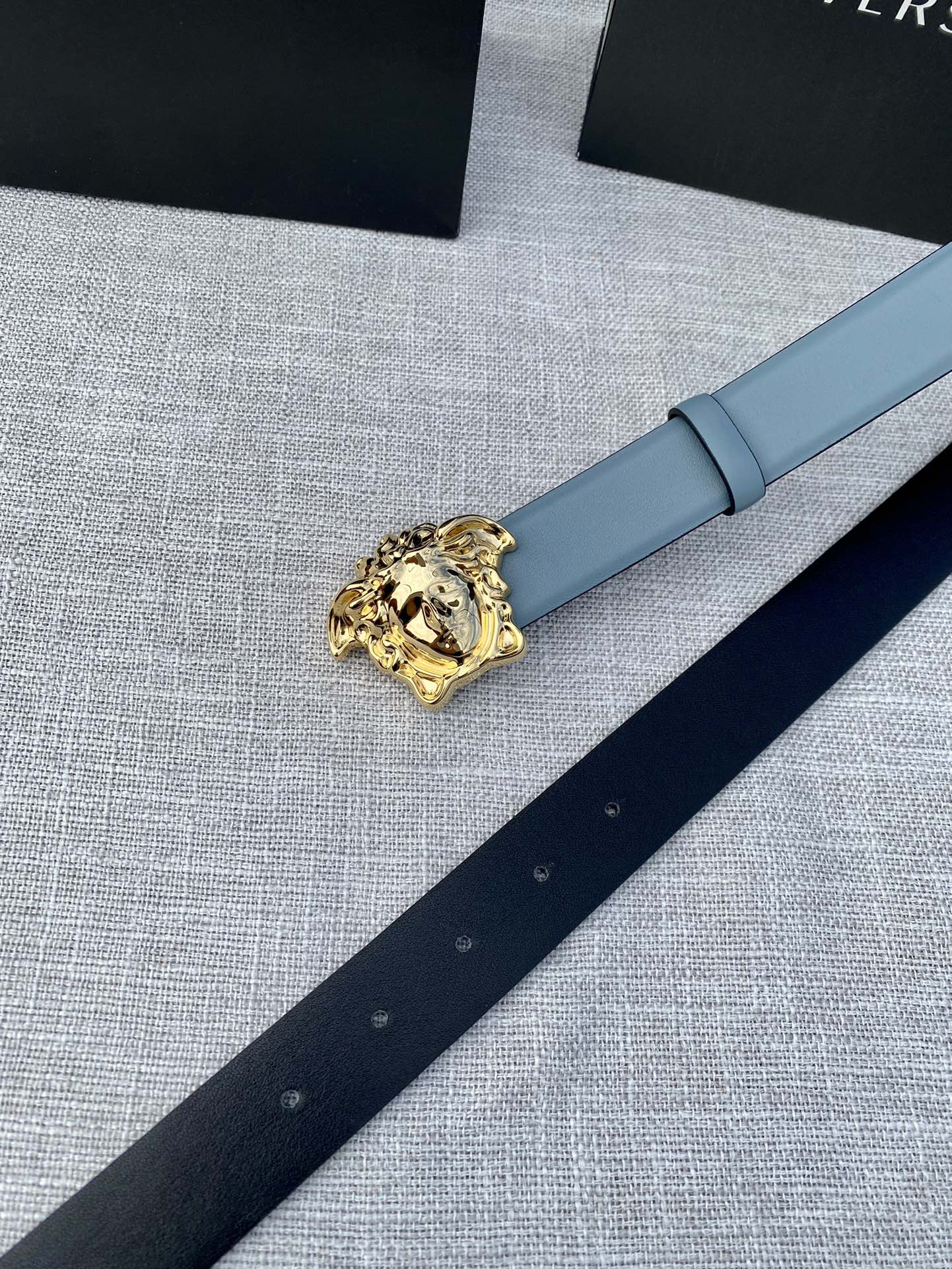宽度3.0cm范思哲此平纹腰带饰有标志性的Versace美杜莎头像扣彰显品牌格调是一款精美的衣橱必备单品