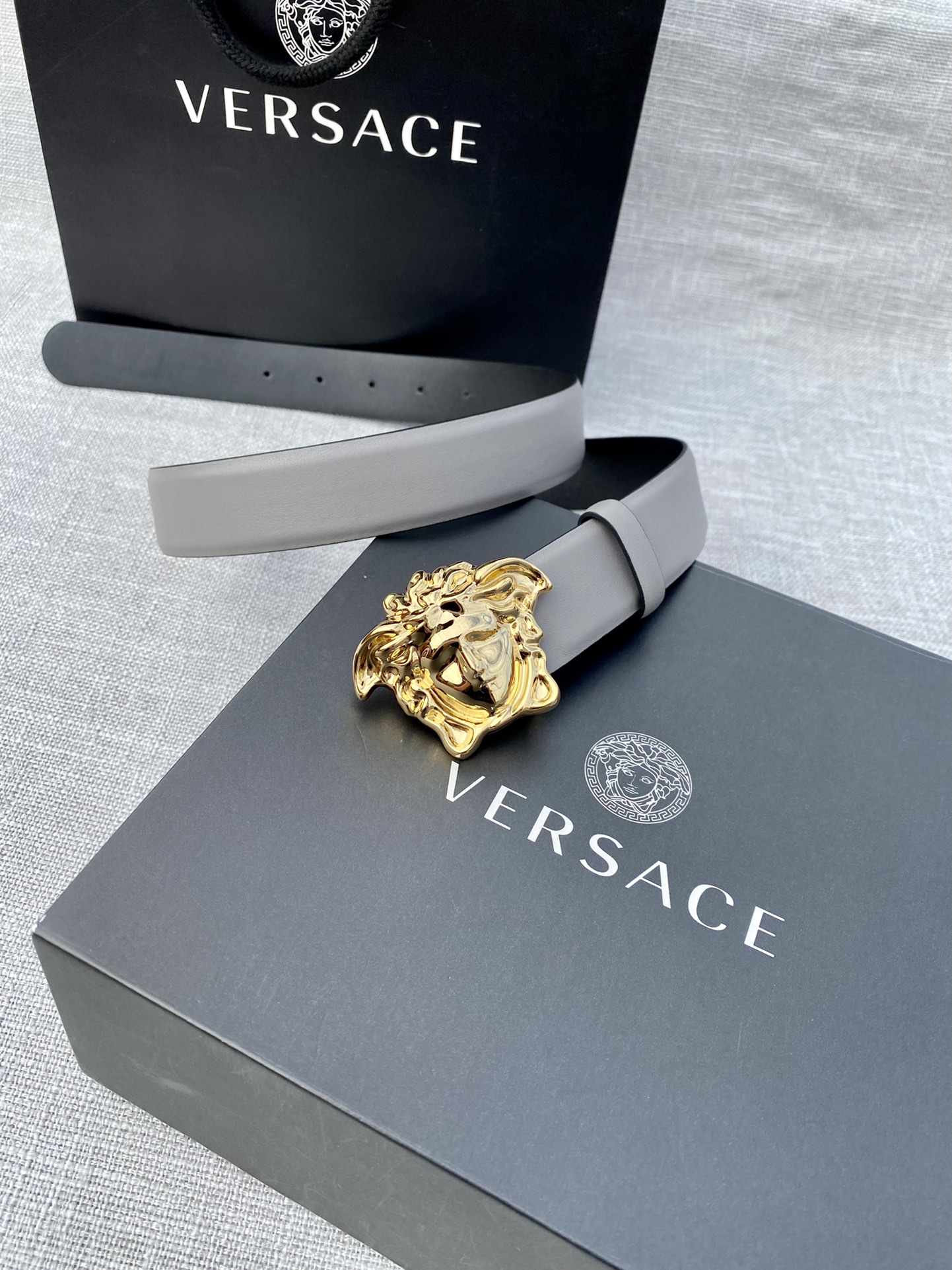 宽度3.0cm范思哲此平纹腰带饰有标志性的Versace美杜莎头像扣彰显品牌格调是一款精美的衣橱必备单品