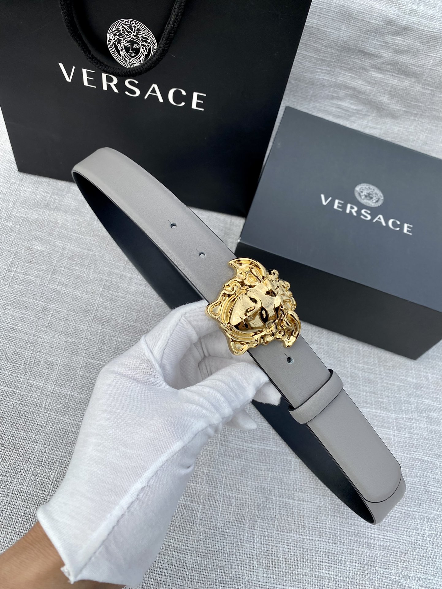 宽度3.0cm范思哲此平纹腰带饰有标志性的Versace美杜莎头像扣彰显品牌格调是一款精美的衣橱必备单品