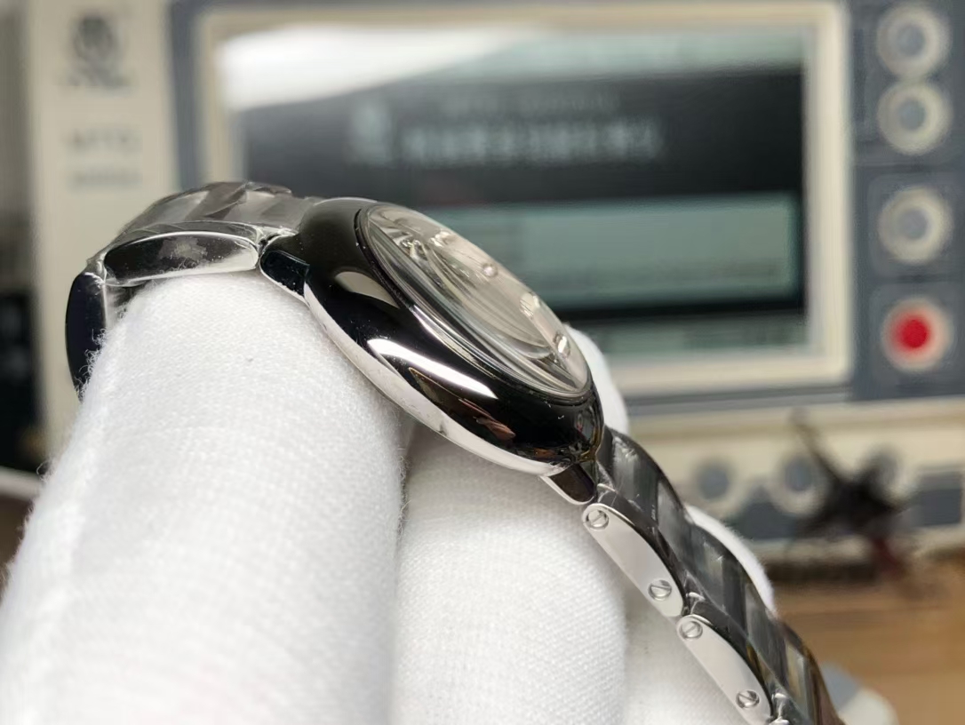 Cartier 钻刻度小号石英蓝气球 28mm