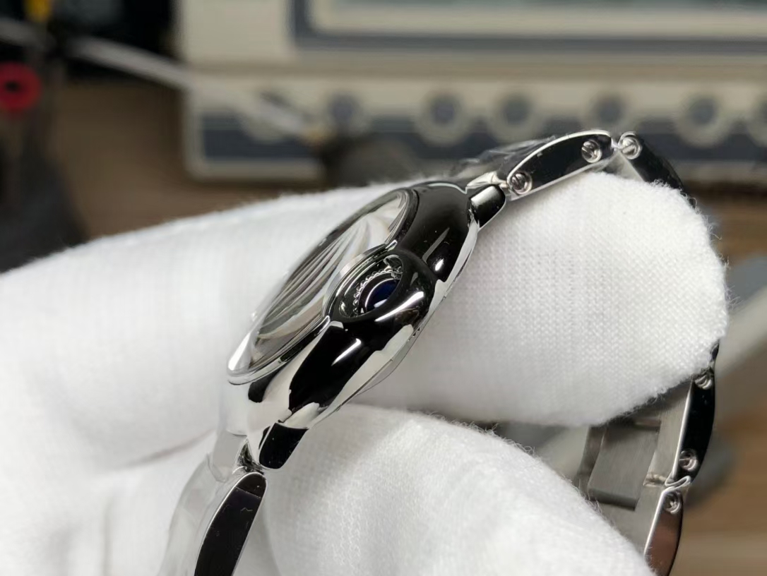 Cartier 钻刻度小号石英蓝气球 28mm