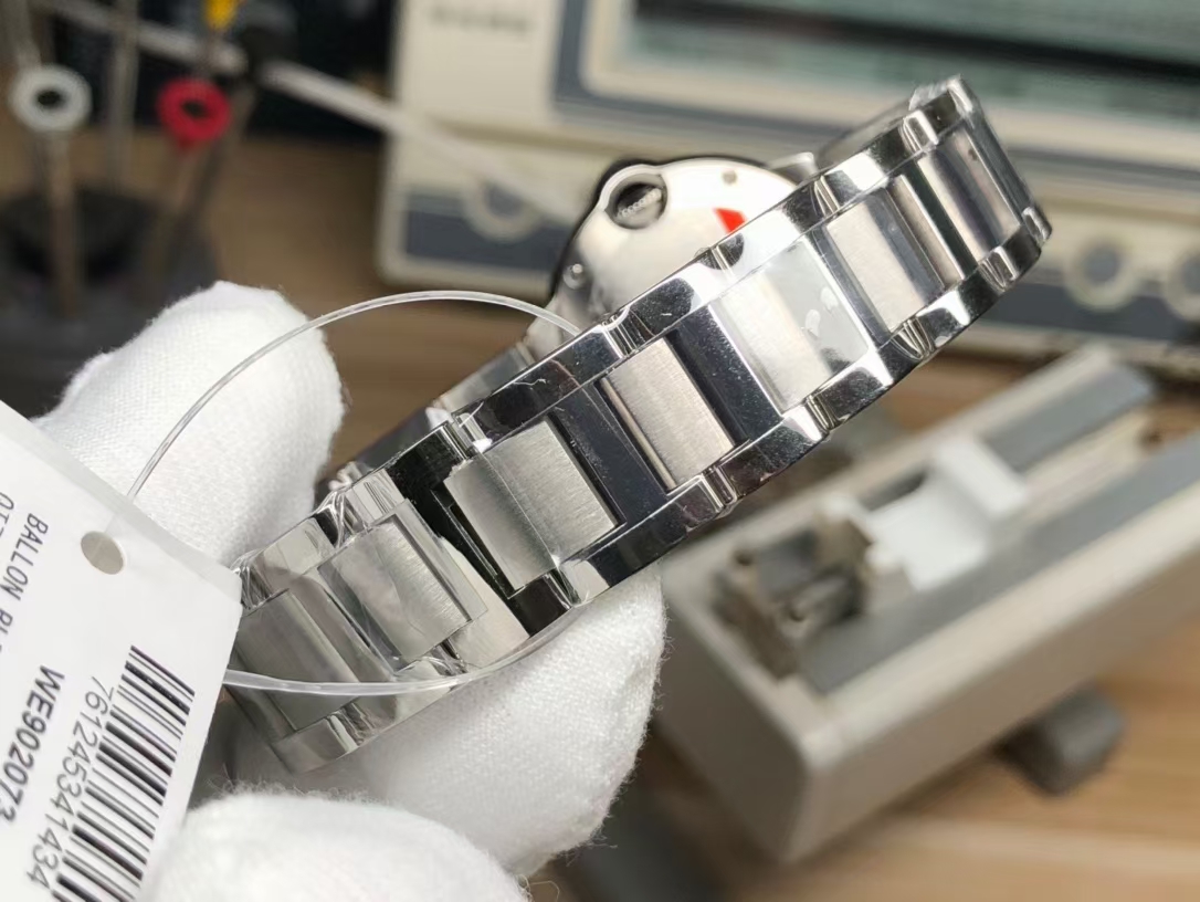 Cartier 钻刻度小号石英蓝气球 28mm
