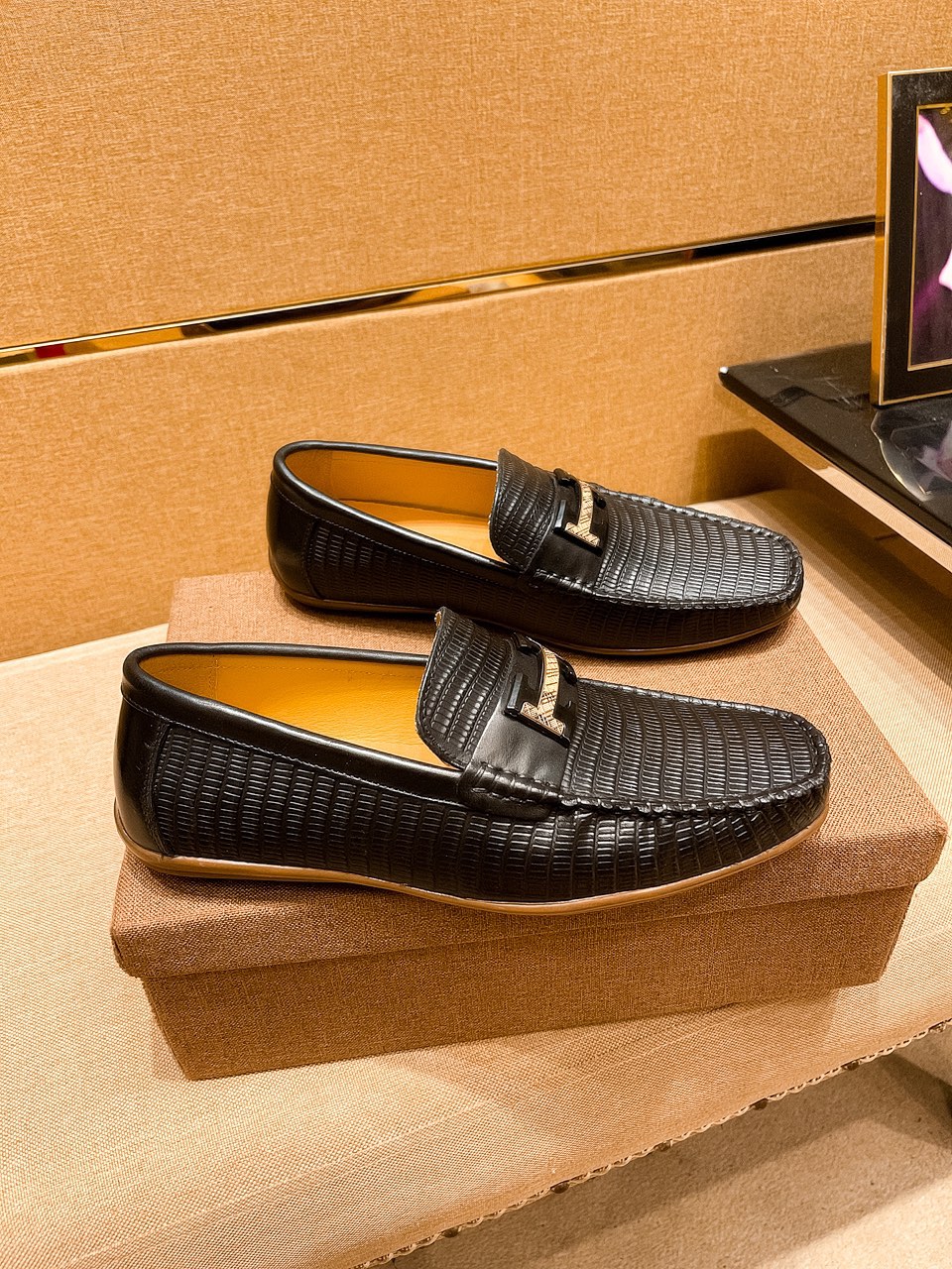 I0  Hermes 爱马仕 男鞋高端品牌 官网1：1最新力作：鞋面采用意大利进口头层牛皮搭配舒适透气内里原版防滑耐磨大底制作，让行走更加便捷舒适，惊世之作，与官方的质量相比美的1：1复刻[色]打造时尚个性衬托你的与众不同潮男必备!经典