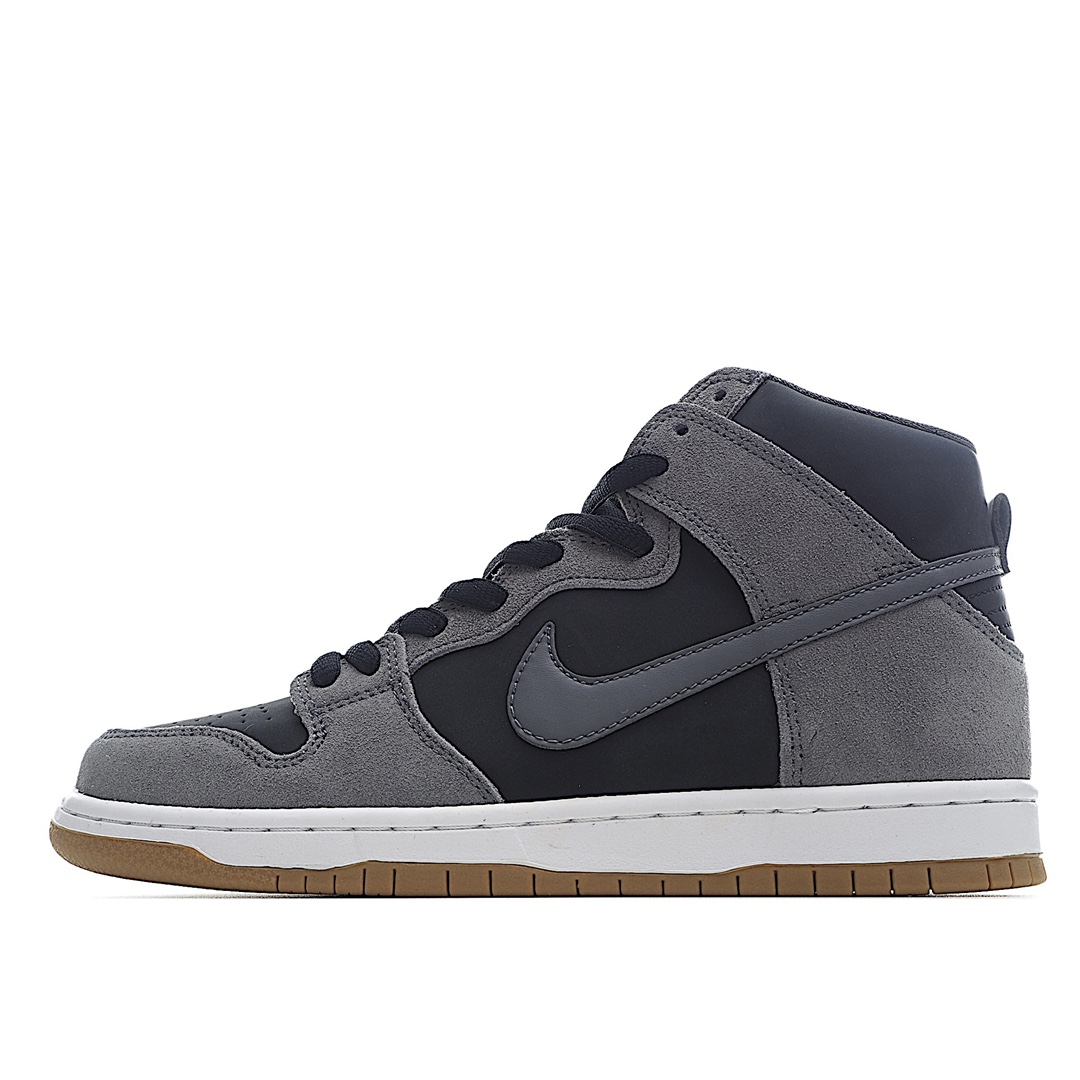 I0 Nike SB Dunk High Pro 雾霾高帮 以灰色为主色调，黑色作为填充，同时以白色LOGO作为搭配，尽显简约复古气质，穿衣百搭鞋款。ZOOM AIR气垫，PHYLON中底结构有效提升缓冲和抗震能力。