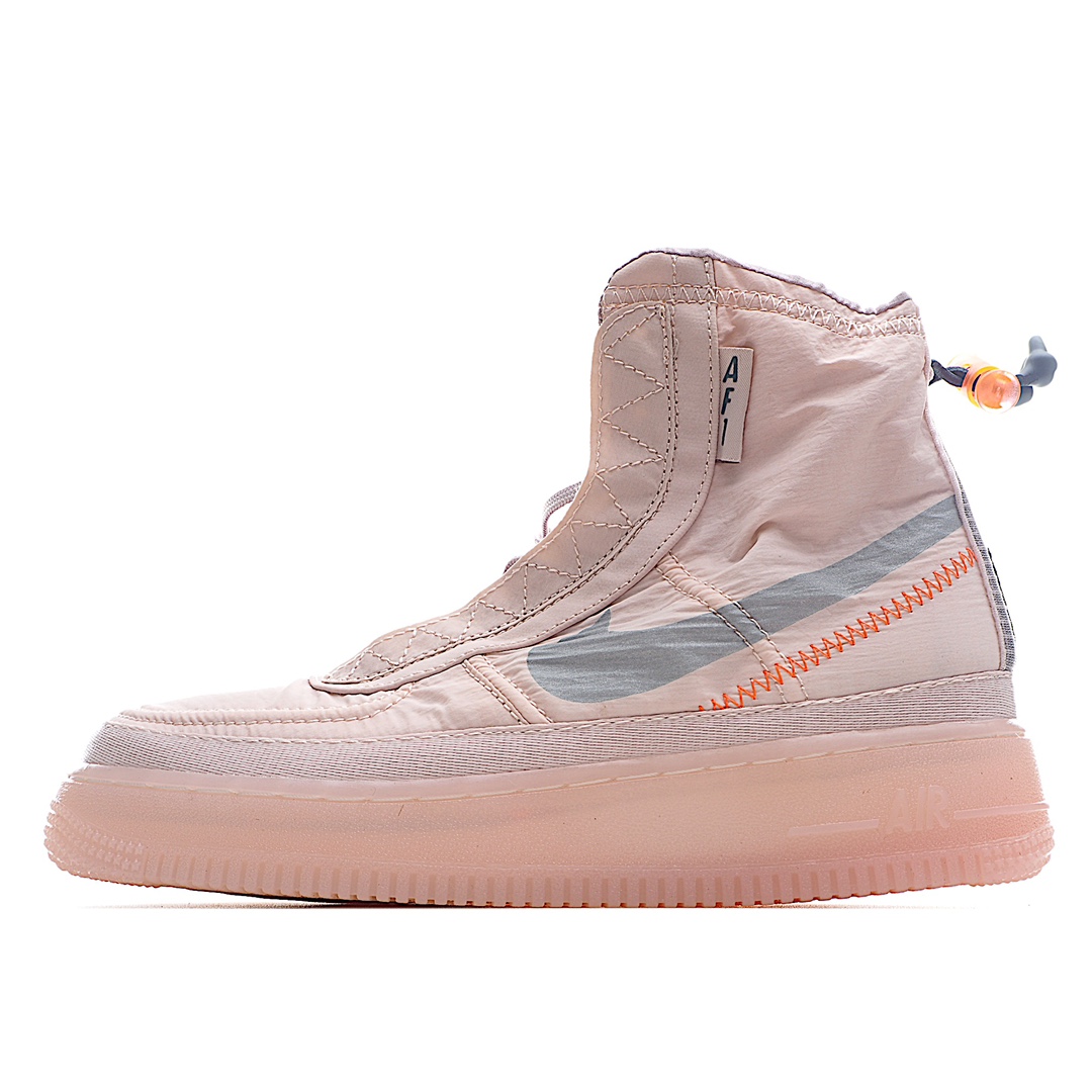 G0 人气网红林露露同款 韩国🇰🇷之旅 时尚穿搭 Nike Air Force 1 Shell WMNS 机能是专为女生打造的帅气新品 鞋身采用保暖和一定防水材质制成褶皱丝绸 抵御严寒的同时也能免去雨天出行的烦恼 就连鞋垫也采用了夏尔巴羊毛材质 可以说是十分贴心了 整体即带来轻盈时髦的出色表现 有蕴含丰富的机能细节 本款蕴藏不少 ACRONYM、Fear of God 同 Nike 联名的影子