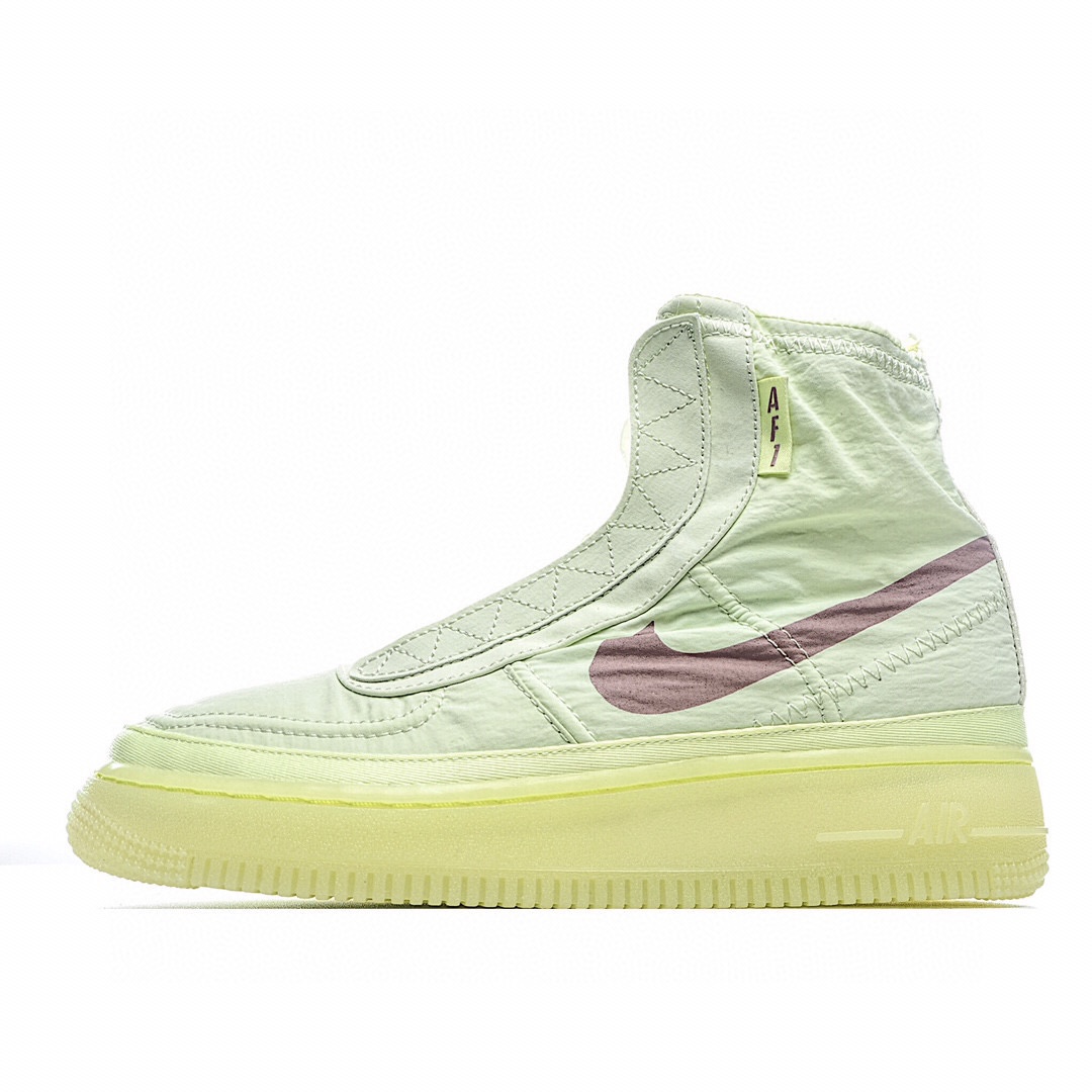 G0 人气网红林露露同款 韩国🇰🇷之旅 时尚穿搭 Nike Air Force 1 Shell WMNS 机能是专为女生打造的帅气新品 鞋身采用保暖和一定防水材质制成褶皱丝绸 抵御严寒的同时也能免去雨天出行的烦恼 就连鞋垫也采用了夏尔巴羊毛材质 可以说是十分贴心了 整体即带来轻盈时髦的出色表现 有蕴含丰富的机能细节 本款蕴藏不少 ACRONYM、Fear of God 同 Nike 联名的影子