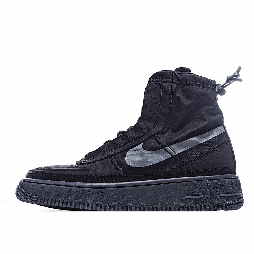 G0 人气网红林露露同款 韩国🇰🇷之旅 时尚穿搭 Nike Air Force 1 Shell WMNS 机能是专为女生打造的帅气新品 鞋身采用保暖和一定防水材质制成褶皱丝绸 抵御严寒的同时也能免去雨天出行的烦恼 就连鞋垫也采用了夏尔巴羊毛材质 可以说是十分贴心了 整体即带来轻盈时髦的出色表现 有蕴含丰富的机能细节 本款蕴藏不少 ACRONYM、Fear of God 同 Nike 联名的影子
