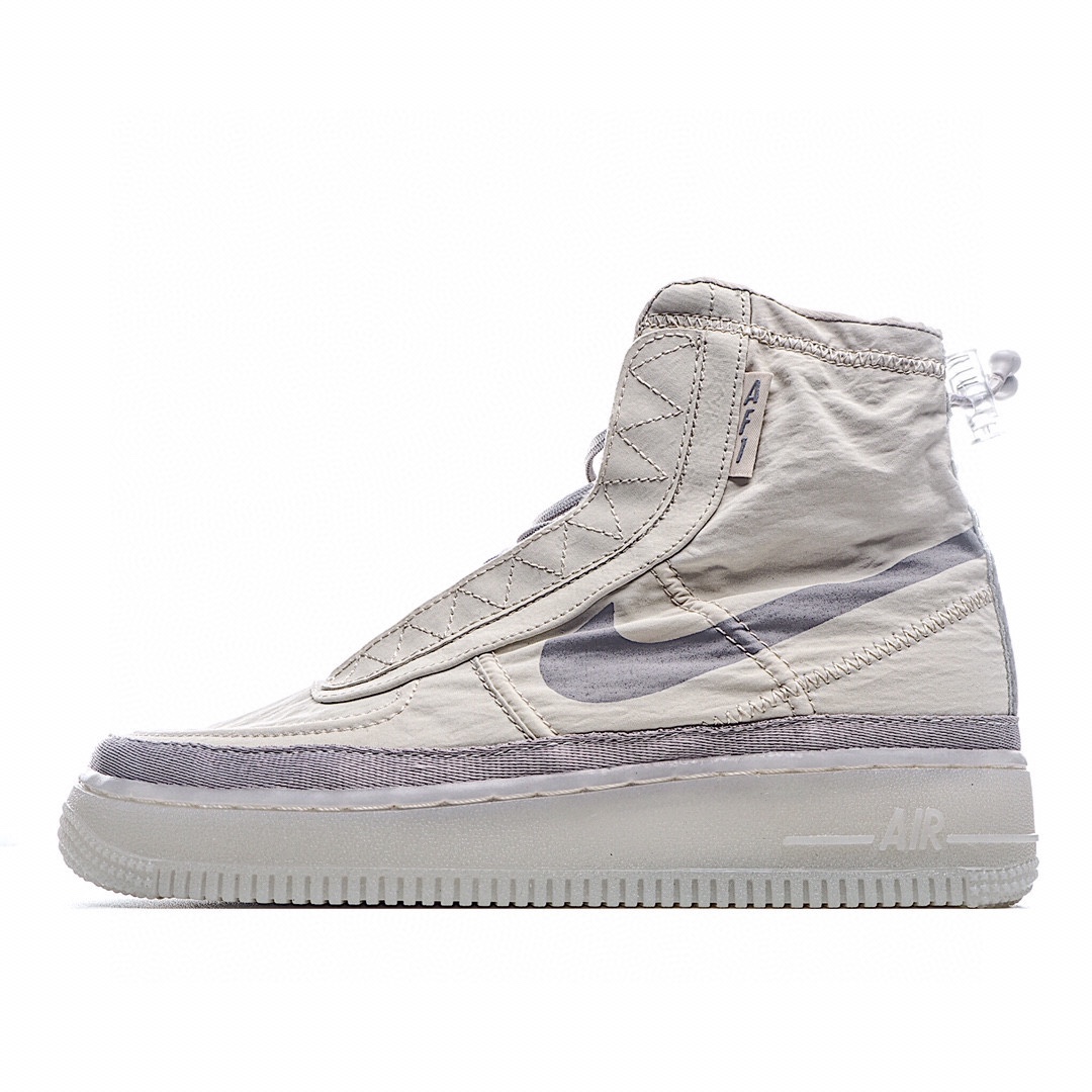 G0 人气网红林露露同款 韩国🇰🇷之旅 时尚穿搭 Nike Air Force 1 Shell WMNS 机能是专为女生打造的帅气新品 鞋身采用保暖和一定防水材质制成褶皱丝绸 抵御严寒的同时也能免去雨天出行的烦恼 就连鞋垫也采用了夏尔巴羊毛材质 可以说是十分贴心了 整体即带来轻盈时髦的出色表现 有蕴含丰富的机能细节 本款蕴藏不少 ACRONYM、Fear of God 同 Nike 联名的影子