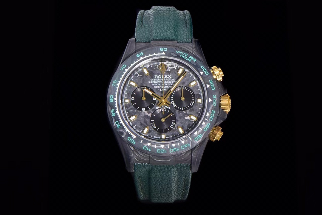 NO:146008,Production of TW Factory, interpreting the customized carbon fiber version of the ROLEX universe chronograph Ditona series. The watch is not only lightweight but also hard on the outside. Each watch has a unique carbon fiber pattern. [Case] ​​The watch size is 40X11.3 to match the original. Tw Factory has the unique style of carbon fiber Rolex. The market is exclusive to the market. The entire shell cover, ring mouth and bottom cover are made of high composite carbon fiber and super luminous powder. The details are made by hand chamfering polishing. The texture is extraordinary. [Wristband buckle] The strap is made of artificial fiber braided belt, breathable and comfortable, and the texture is soft. There are green, black and orange to choose from. [Movement] uses precise and mature Shanghai movement, perfectly realizing the powerful functions of genuine products, Rolex19860909TW工厰实力出品 演绎ROLEX宇宙计时迪通拿系列之碳纤维定制版,腕表不仅佩戴轻便,外表坚硬.且每一只腕表都拥有独一无二的碳纤花纹.【表壳】腕表尺寸40X11.3吻合原装.Tw工厂实力铸造碳纤维劳力士的独特风采.市场独家做到,整个壳套,圈口包括底盖均采用高复合碳纤维和超强夜光粉所打造.细节之处更是经过手工倒角抛光所制.质感非凡.【表带扣】表带采用人工纤维编织带所制,透气舒适,质地柔软.分别有绿色,黑色和橙色可供选择.【机芯】采用精准而成熟的上海机芯,完美实现正品强大功能,,rolex,Watch