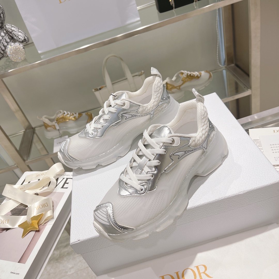 K5 Dior Vibe迪奥 Dior 2022早春 透明底休闲运动鞋B31 顶级版本 原版购入开发 做货 细节对版 Dio* Cruise 2022早春季主题希腊女神风与现代运动风范完美结合 面料：金属小牛皮+ 环保橡胶透明胶网 内里：原版定制透气内里 大底：原版开模TPU组合橡胶 底厚：4CM Size：35-4040订做不退换 配送原精美包装
