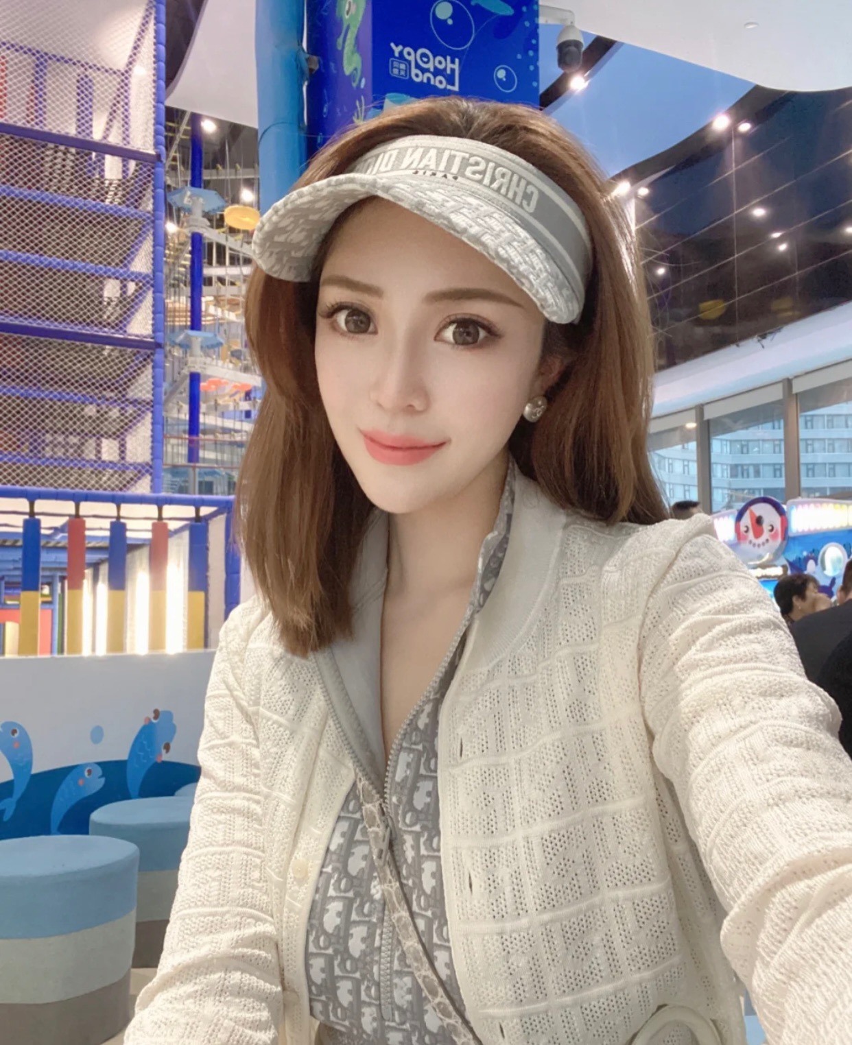 【ch@nel白色桃心水钻cc耳钉】\n·必然成为经典款的设计，大小刚刚好的甜美尺寸\n·CNC亚克力切割出来的立体桃心，手感无敌圆润\n·手工镶嵌cc水晶石，牢固不掉钻\n\n超美必入款，无敌甜美，特别定制的爱心，侧面棱角立体，凹陷的地方也非常到位，形状非常满意❗️❗️