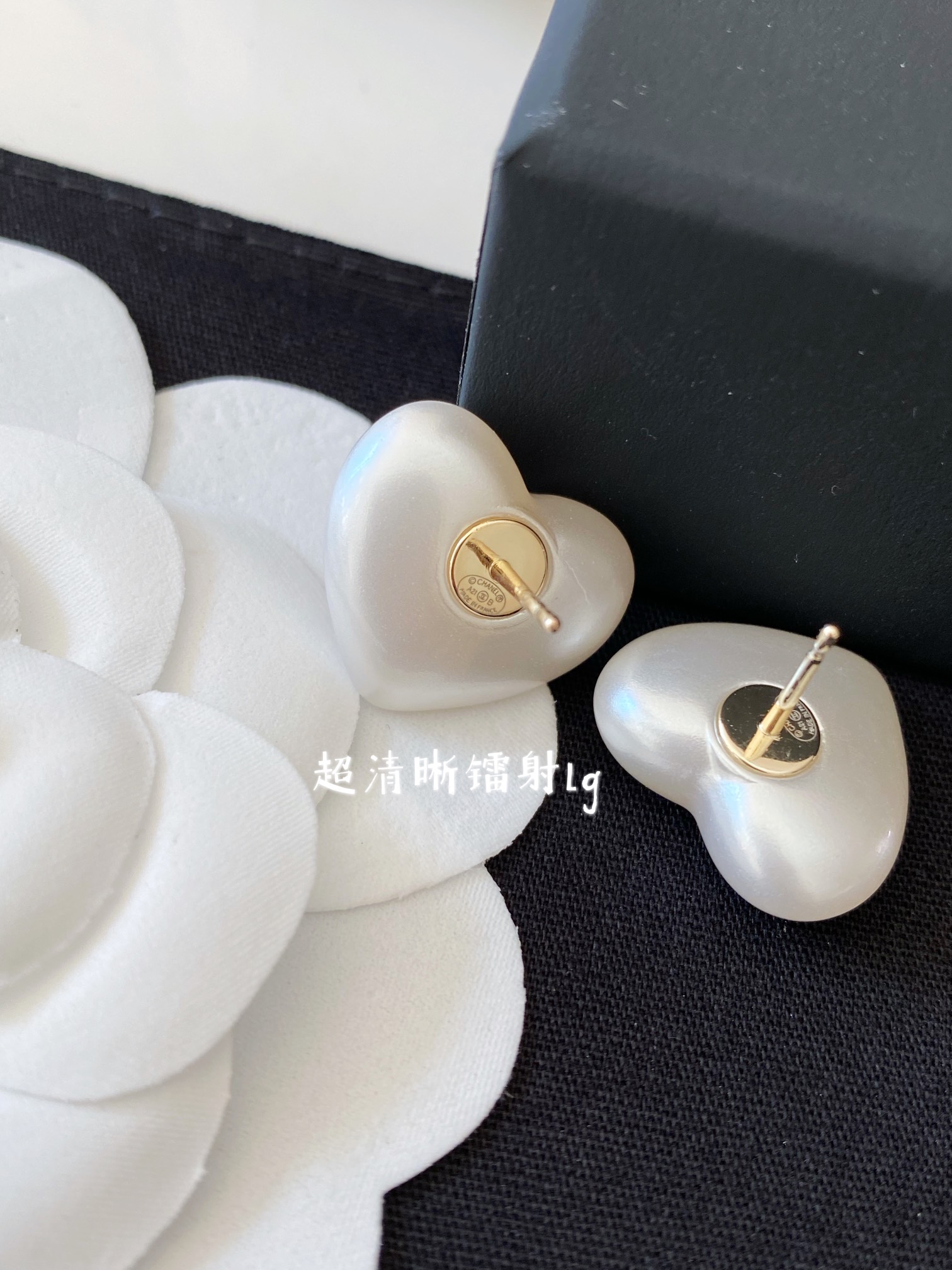 【ch@nel白色桃心水钻cc耳钉】\n·必然成为经典款的设计，大小刚刚好的甜美尺寸\n·CNC亚克力切割出来的立体桃心，手感无敌圆润\n·手工镶嵌cc水晶石，牢固不掉钻\n\n超美必入款，无敌甜美，特别定制的爱心，侧面棱角立体，凹陷的地方也非常到位，形状非常满意❗️❗️