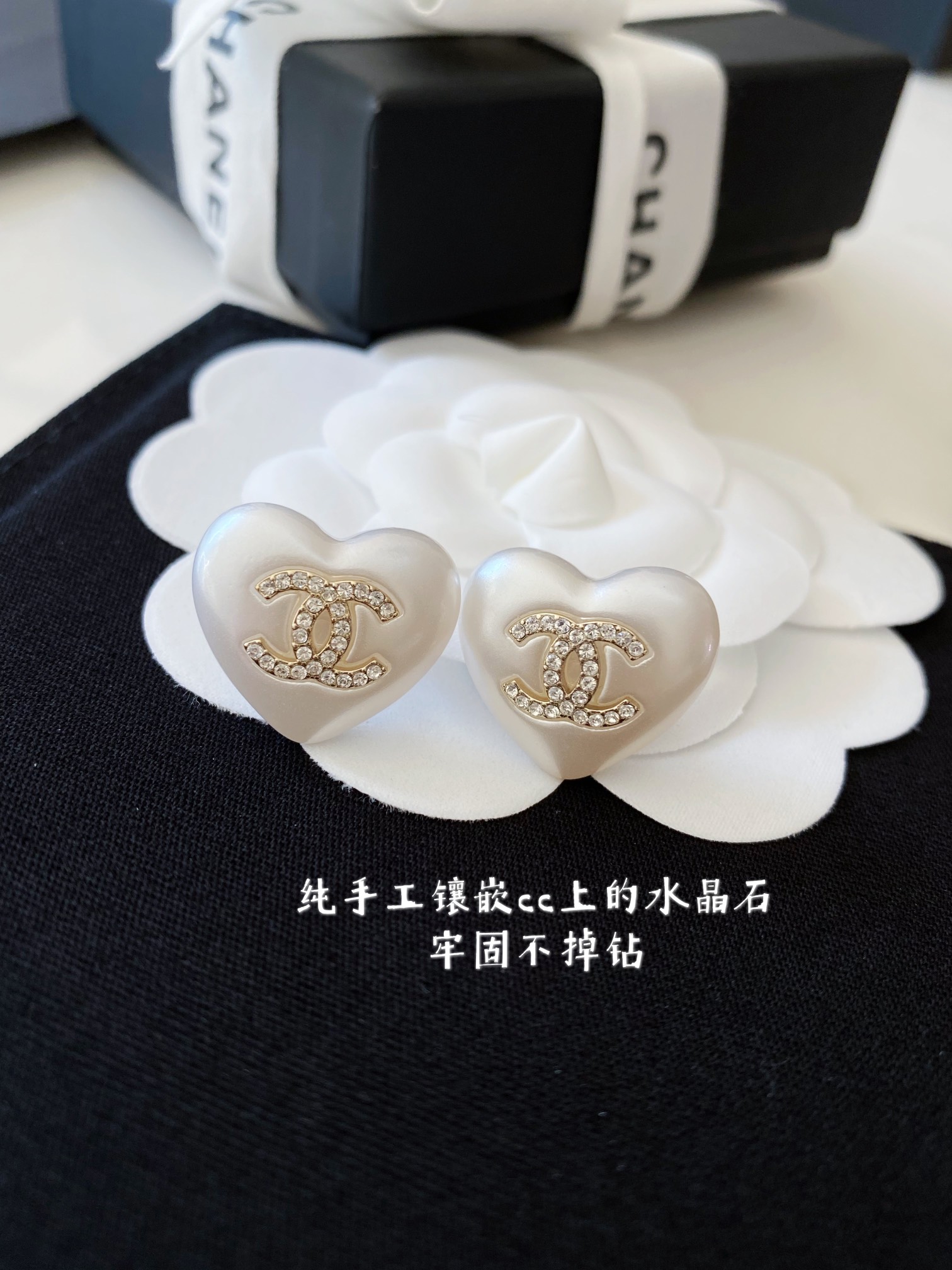 【ch@nel白色桃心水钻cc耳钉】\n·必然成为经典款的设计，大小刚刚好的甜美尺寸\n·CNC亚克力切割出来的立体桃心，手感无敌圆润\n·手工镶嵌cc水晶石，牢固不掉钻\n\n超美必入款，无敌甜美，特别定制的爱心，侧面棱角立体，凹陷的地方也非常到位，形状非常满意❗️❗️
