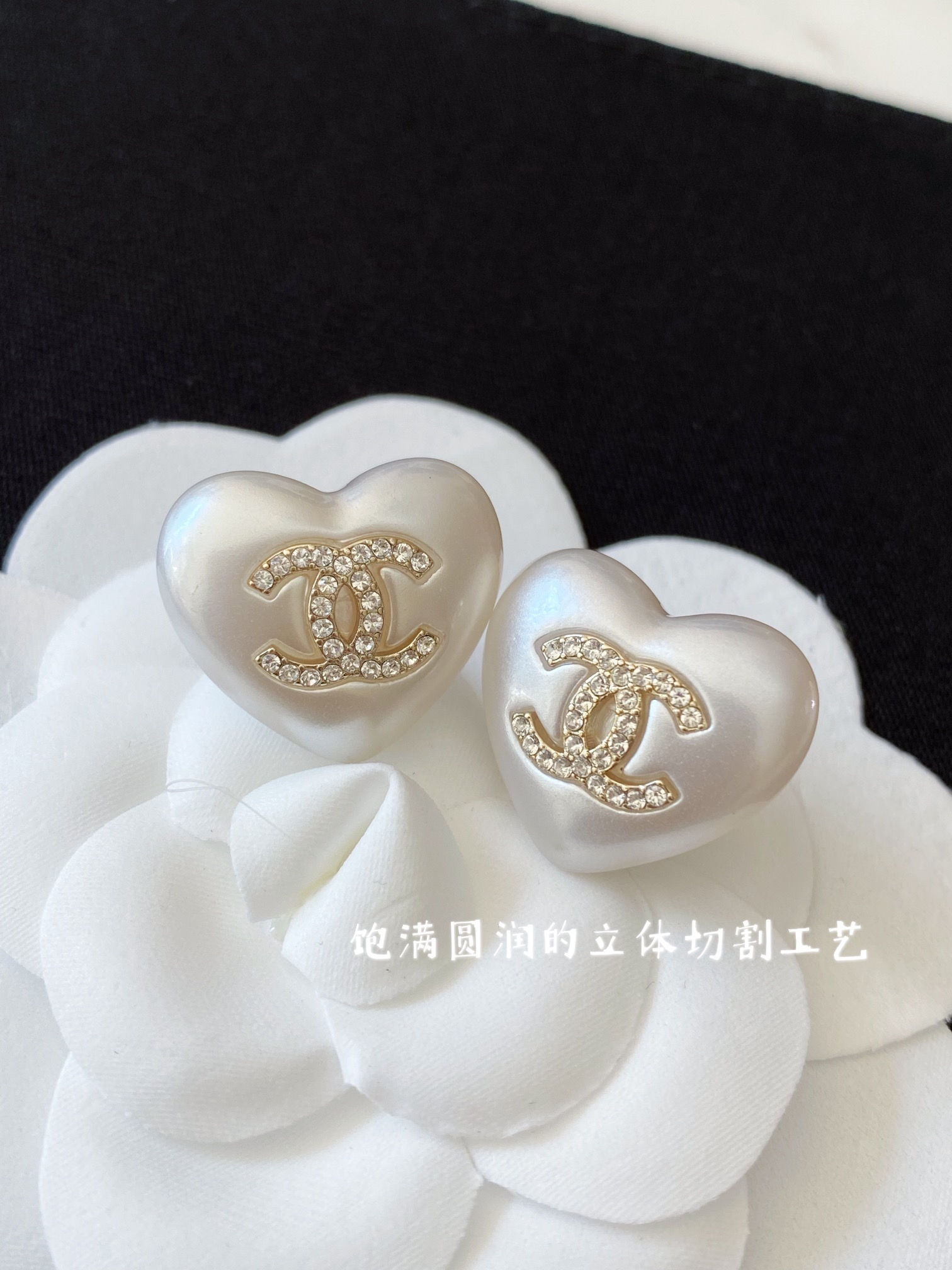 【ch@nel白色桃心水钻cc耳钉】\n·必然成为经典款的设计，大小刚刚好的甜美尺寸\n·CNC亚克力切割出来的立体桃心，手感无敌圆润\n·手工镶嵌cc水晶石，牢固不掉钻\n\n超美必入款，无敌甜美，特别定制的爱心，侧面棱角立体，凹陷的地方也非常到位，形状非常满意❗️❗️