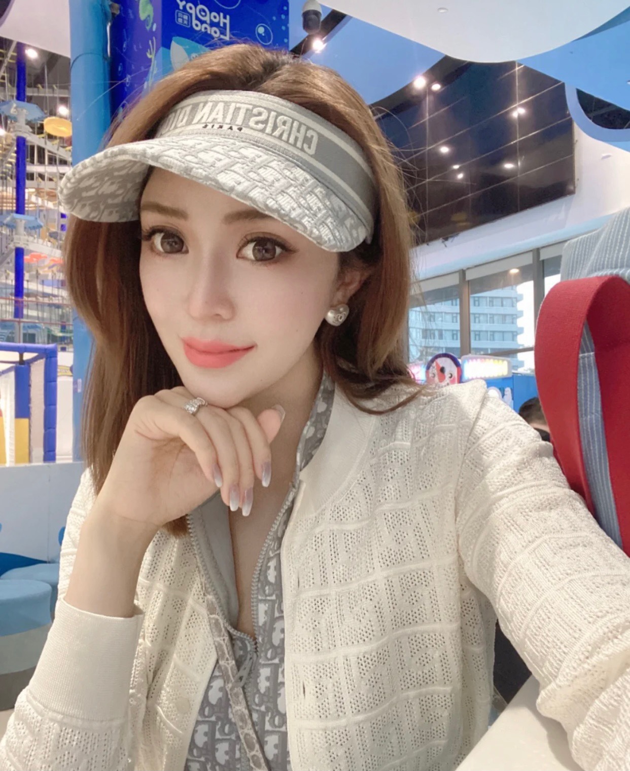 【ch@nel白色桃心水钻cc耳钉】\n·必然成为经典款的设计，大小刚刚好的甜美尺寸\n·CNC亚克力切割出来的立体桃心，手感无敌圆润\n·手工镶嵌cc水晶石，牢固不掉钻\n\n超美必入款，无敌甜美，特别定制的爱心，侧面棱角立体，凹陷的地方也非常到位，形状非常满意❗️❗️