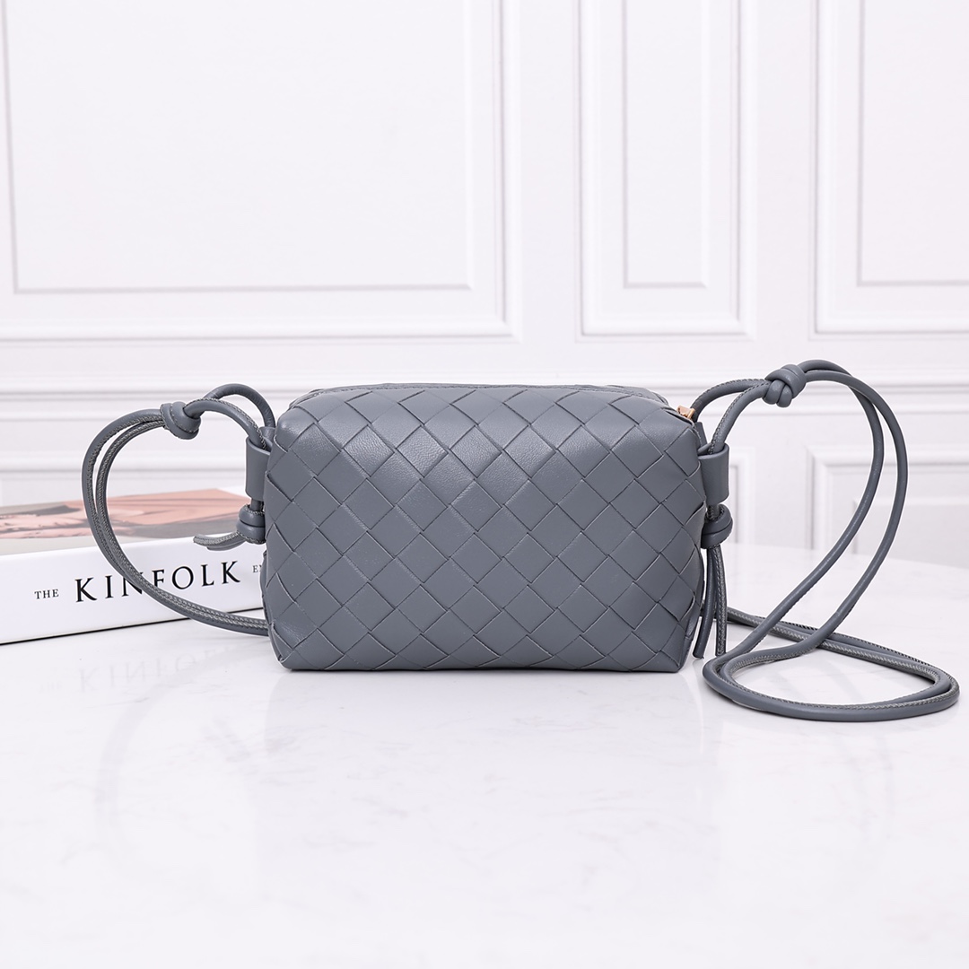Sac bandoulière mini en cuir d'agneau tressé avec cordon