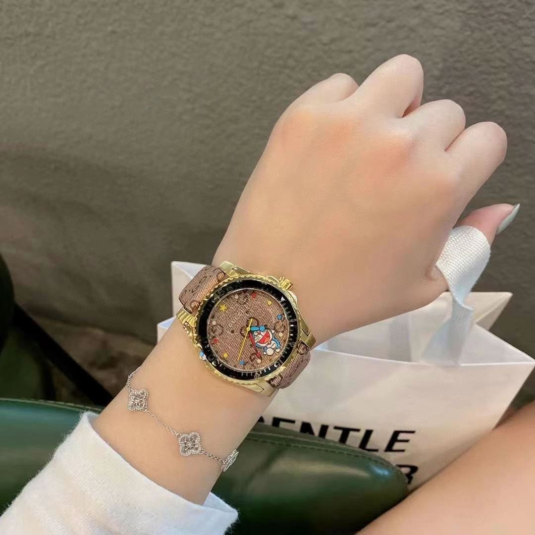 Gucci 古驰 Doraemon x Gucci Dive 联名系列腕表 结合单向旋转表圈潜水表 元素