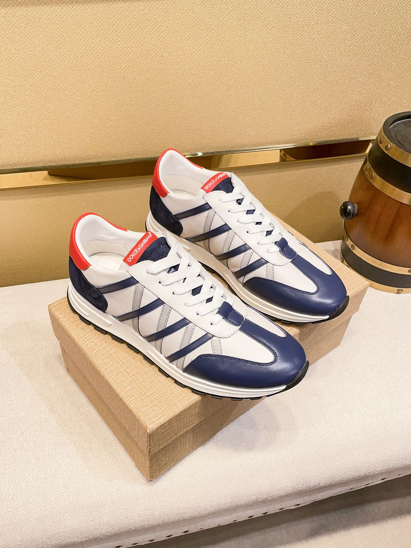 J0  Dolce&Gabbana 杜嘉班纳2022，鞋面进口牛皮，上脚挺刮垂感十足，质感强烈 触感完美 辅料精湛考究 ，原版大底。官网1:1原版开模可随意出入专柜，这个季节穿出不一样的你，潮男必备款。