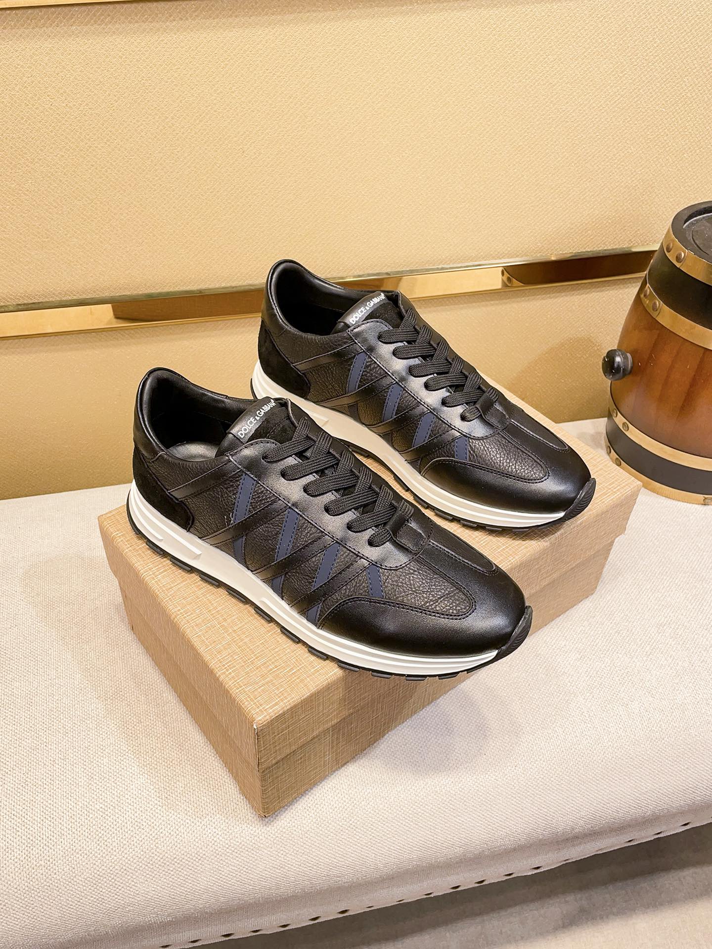 J0  Dolce&Gabbana 杜嘉班纳2022，鞋面进口牛皮，上脚挺刮垂感十足，质感强烈 触感完美 辅料精湛考究 ，原版大底。官网1:1原版开模可随意出入专柜，这个季节穿出不一样的你，潮男必备款。