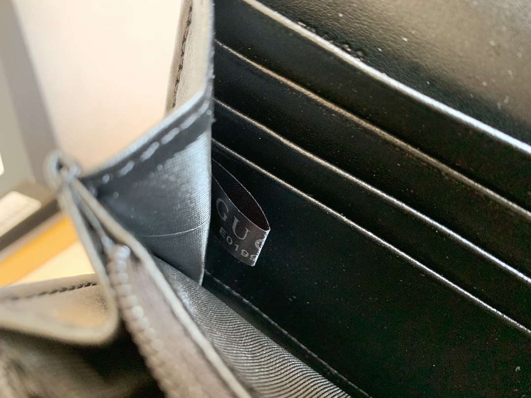 Gucci GG Marmont 長款財布 - 高品質な絞り込みレザーと人形花紋デザイン