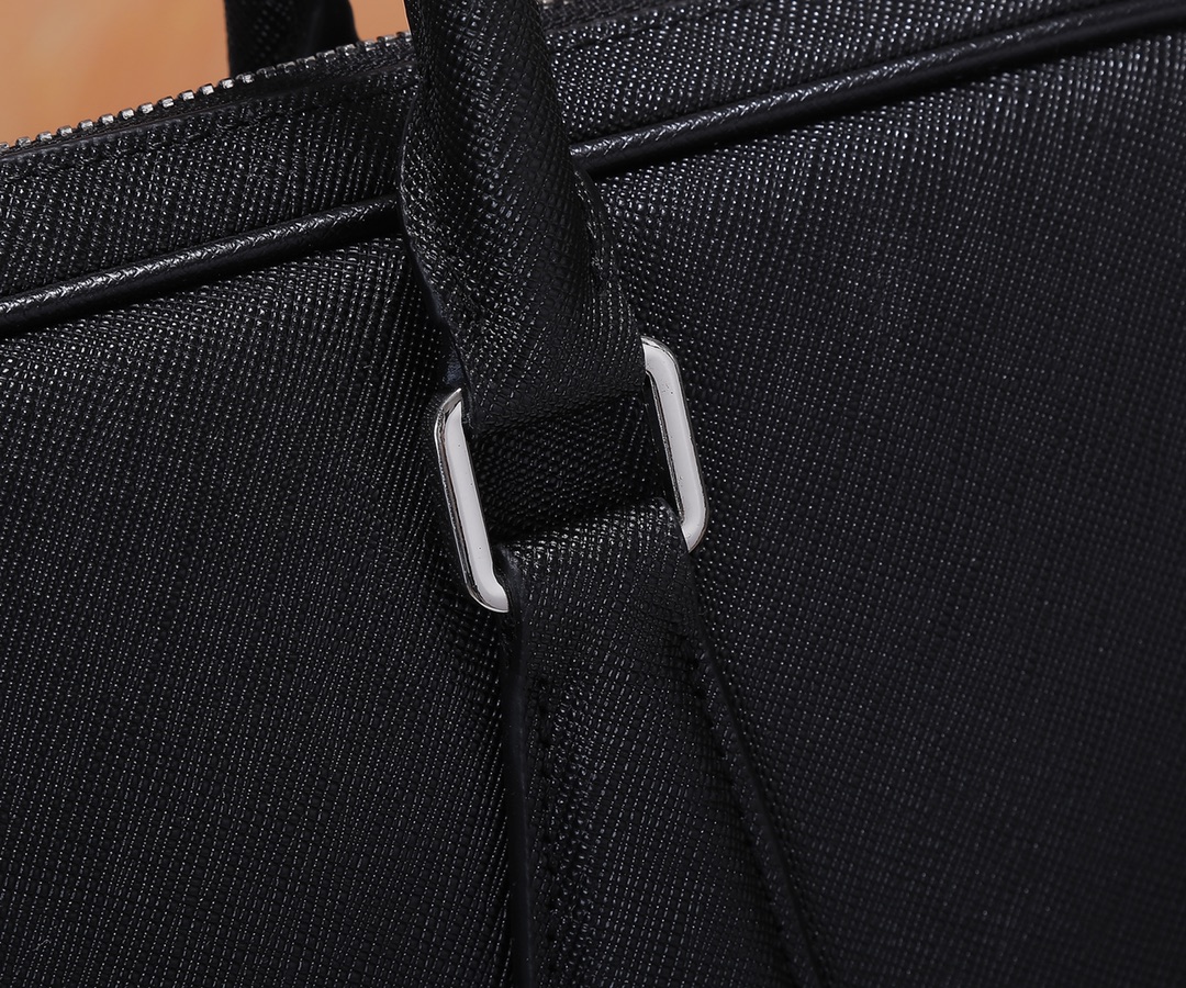 Prada Pra男士公文包 采用意大利进口荔枝纹牛皮