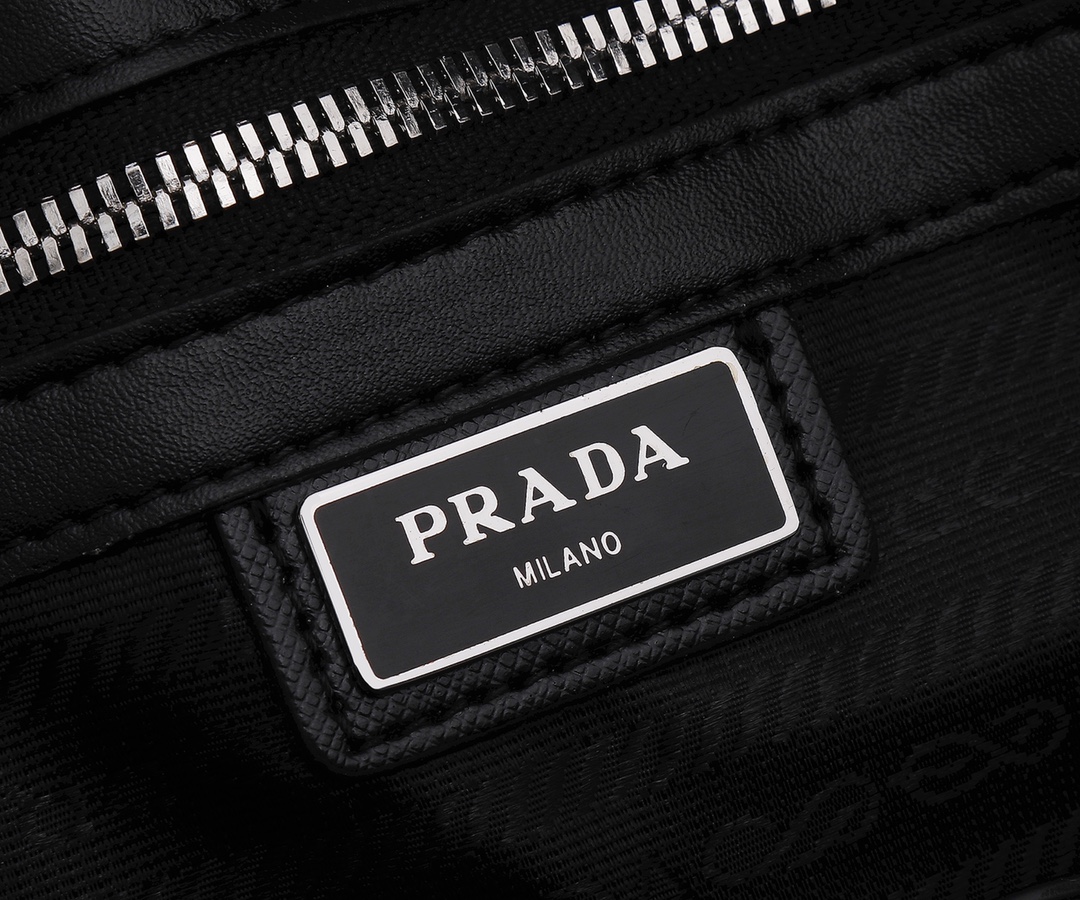 Prada Pra男士公文包 采用意大利进口荔枝纹牛皮