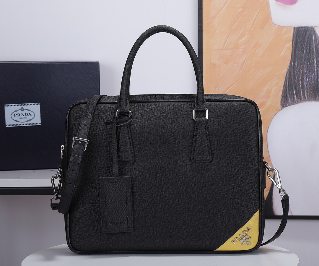Prada Pra男士公文包 采用意大利进口荔枝纹牛皮