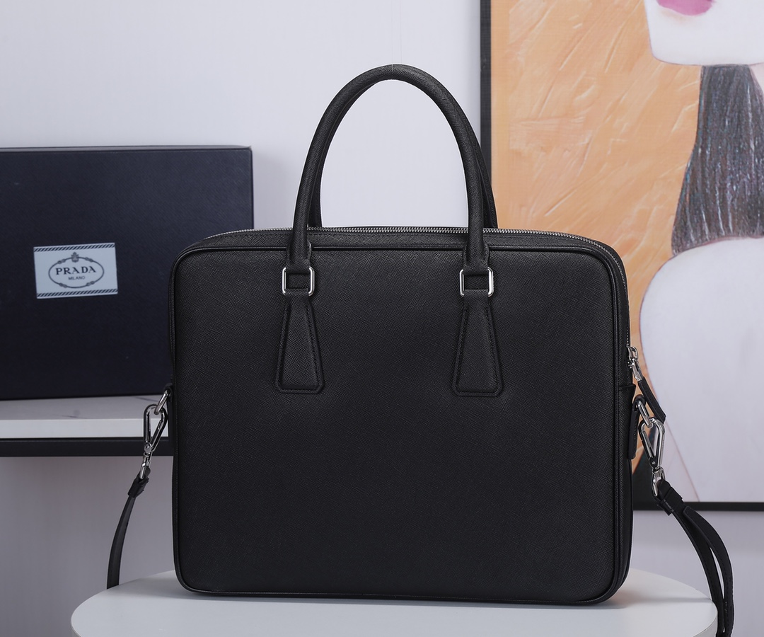 Prada Pra男士公文包 采用意大利进口荔枝纹牛皮