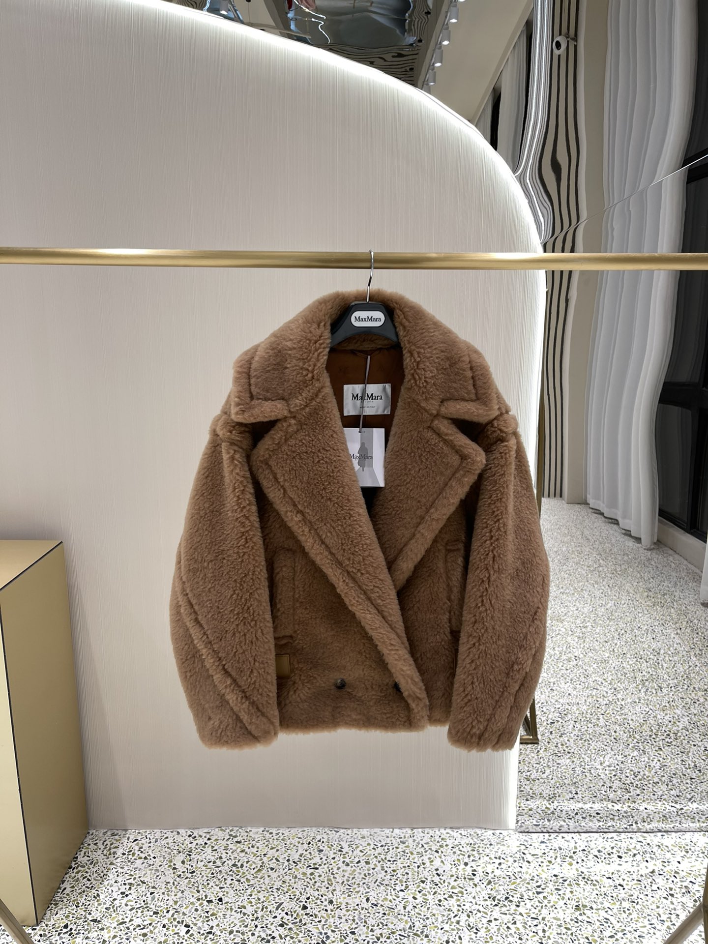 NO:637357,Maxmara Autumn and Winter 1951 Embroidery TEDDY Catwalk Teddy Short Style CRISTIN (the weight of the original version is 1195 grams. Currently we are the only one who can reach the weight of the original version) (the only teddy coat in the world that can match the weight of the original version. The collar and hem gusseting process, and the hand-stitching positioning process of the whole body have reached the very light weight of the original Teddy. For comparison methods, please refer to the video explanation). The copywriting has been plagiarized for three years, but the craftsmanship and quality cannot be copied.  A coat that can really be compared with the counters, exclusive authentic version, full color series. I bought the original version five years ago, and I have basically all the original colors and series. The unique design of the original version cannot be made by any random processing factory. The market only copied the skin, and no one can achieve the essence, but we did it.  In terms of materials, all materials are imported from abroad according to the original version, so our clothes can be as light as the original version. I believe friends who know Teddy know that the original version is very light in weight. Most of the 3.7 fake hair on the market is almost 1-2 pounds heavier than the original version!  And we have achieved an accurate weight that is no more than 10 grams plus or minus from the original version (refer to the video for explanation). In terms of style, why do people who buy genuine products and some big-name celebrities look particularly good when wearing them, while people who buy market products always feel different when wearing them? The reason is because the whole garment is hand-sewn and positioned. High-end naturally has high-end meanings, and there is no need to worry about spending time at all.  The cost of hand sewing positioning workers alone is as much as 1 yuan more, so no one in the market except us will do these things that ordinary people don't understand and cost so much more, but we still do it!  (Video explanation of the Tibet Examination) Some basic small details. In terms of copying, these are all child's play. After so many years, the products on the market are almost imitated, but the essence is still not made in the market. Teddy's collar and hem are surrounded by Gong hem craftsmanship. The design and details of the genuine product are subtle enough to be just right. The market either can't conquer it, or the cost is too high (refer to the video explanation). Product ingredients: camel color, 88 camel velvet, 12 mulberry silk  Code number 36 38 40 (counter version) 650, Maxmara-clothing, alexander wang19860909Maxmara 秋冬1951刺绣 TEDDY走秀泰迪短款CRISTIN（原版克重1195克 目前唯一达到原版克重的只有我们）（全世界唯一能和原版媲美的泰迪熊大衣,领口下摆衮边工艺,全身手工缝线定位工艺,达到原版泰迪很轻的克重,对比方法参考视频讲解）被抄袭了三年的文案,但是抄袭不了工艺、品质 真正能和专柜对比的大衣,独家正品版本,全色系列 买了五年的原版,基本所有色和系列原版在手 原版的独特的设计,根本不是随随便便的加工厂就能做出来了,市场上只抄袭了皮毛,并没有一家能做到精髓,但是我们做到了 材质方面所有的材质全部按照原版去国外进口材质,所以我们的衣服才能和原版一样轻盈,相信了解泰迪的朋友,都知道原版的克重是非常轻盈的,市场上的大部分用的3 7假毛,克重几乎比原版重了1-2斤！而我们做到了和原版正负不超过10克的精准克重（参考视频讲解） 版型方面为什么买正品的人和一些大牌明星穿起来看起来特别的好看,而买市场货的人穿起来总是感觉哪里不一样,原因就是因为 全衣手缝定位 高端自然有高端的意义 完全部不怕费工夫 光光是手缝定位工人师傅的成本就要多出元之多,所以全市场除了我们没有一家会去做这些普通人根本不懂还多出那么多成本的事情 但是我们依旧做了！（藏考视频讲解） 细节方面一些基础的小细节 对版方面这些都是小儿科 这么多年了 市场货也差不多仿的七七八八,而精髓的东西 市场依旧没有做,泰迪的领子和下摆的周围都是采用衮边工艺 正品的设计和细节就是微妙到恰到好处,市场上要么攻克不了,要么又觉得成本高了（参考视频讲解） 产品成分 驼色 88骆驼绒 12桑蚕丝 码数 36 38 40（专柜灭世版本） 650,麦丝玛拉-服装,alexander wang,Women's clothing