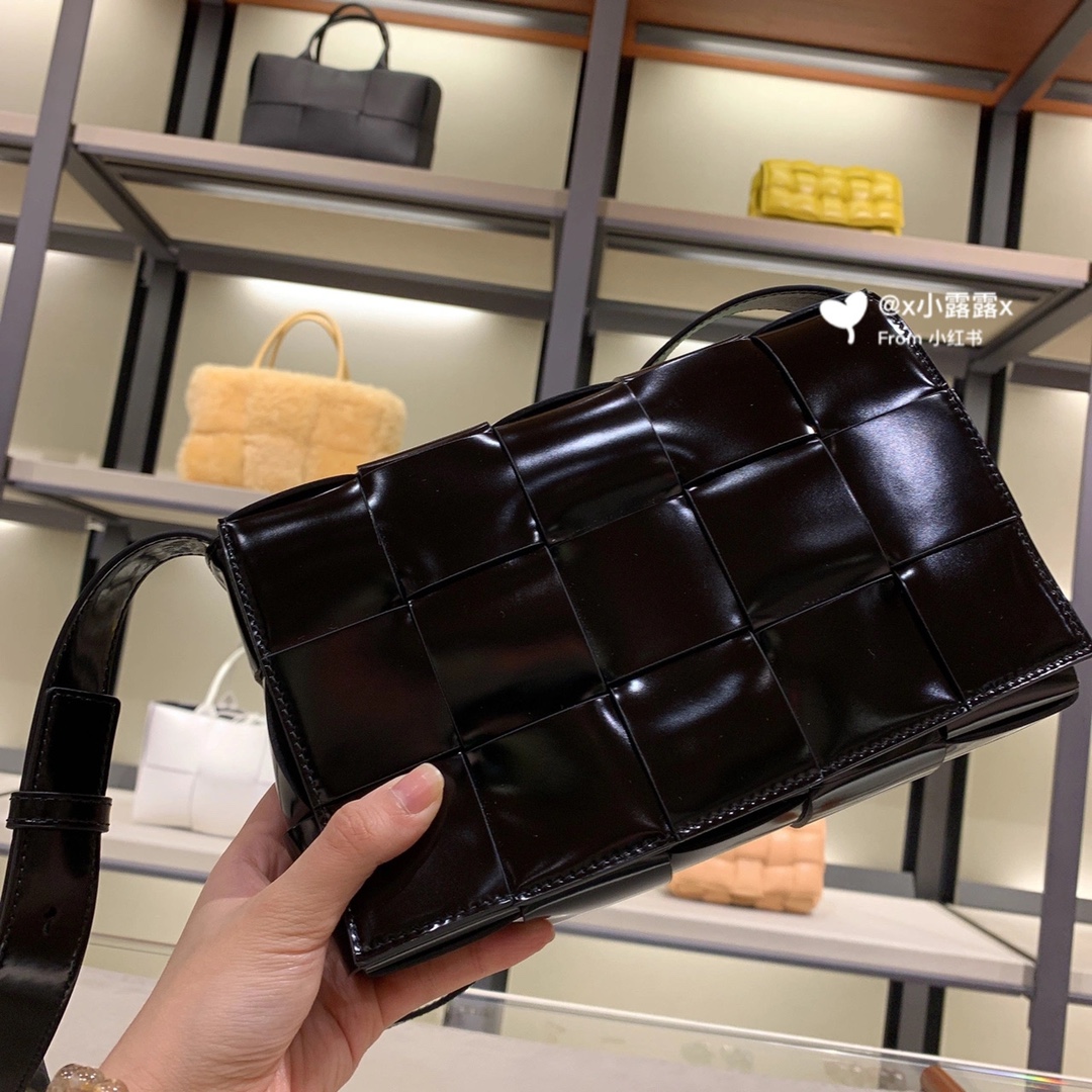 Bottega Veneta CASSETTE 23CM 编织漆皮方盒斜挎包 578004黑色